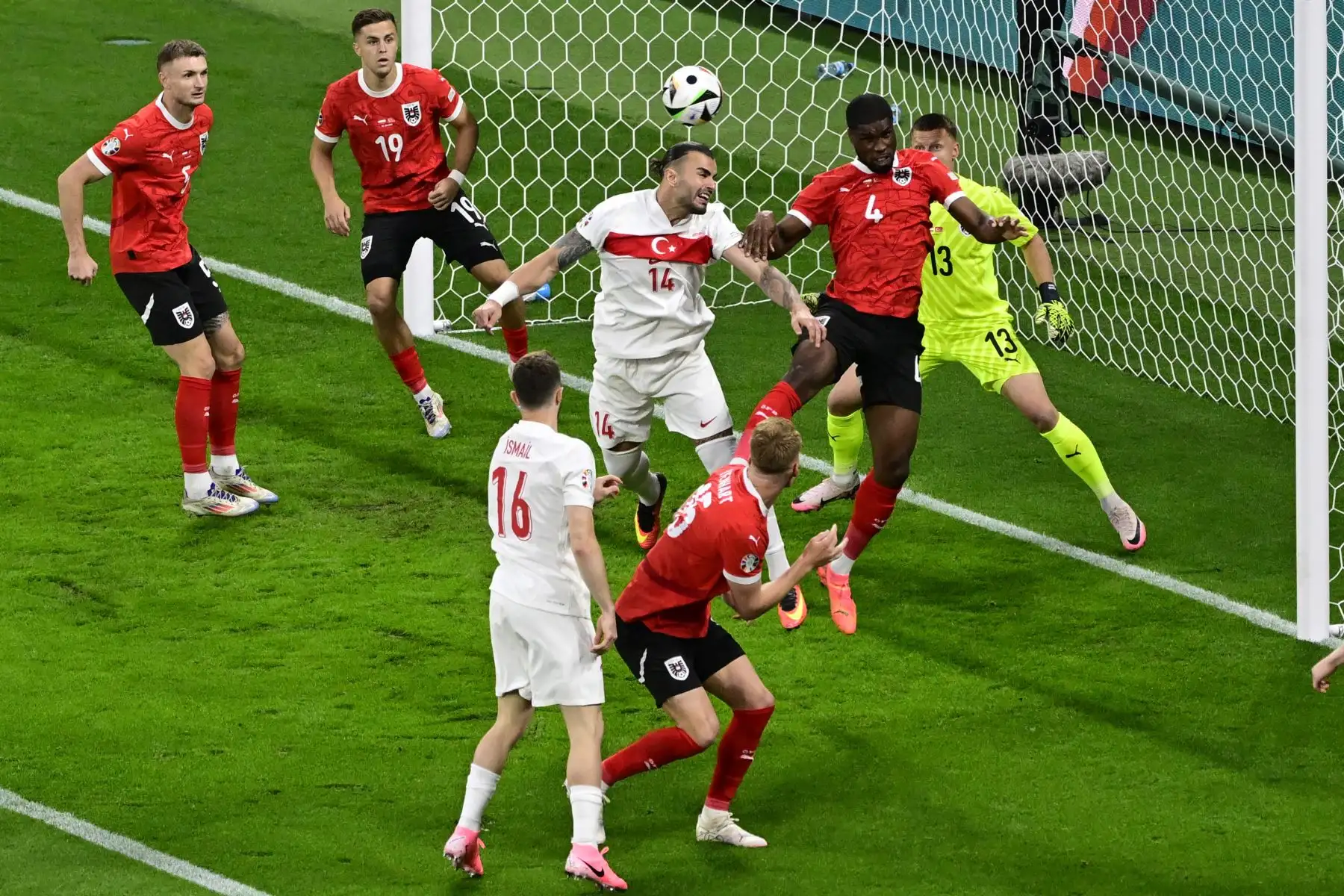 El defensor de Turquía Abdulkerim Bardakci y el defensor de Austria Kevin Danso saltan al balón durante el partido de octavos de final de la UEFA Euro 2024 entre Austria y Turquía. Foto: ANDINA/AFP