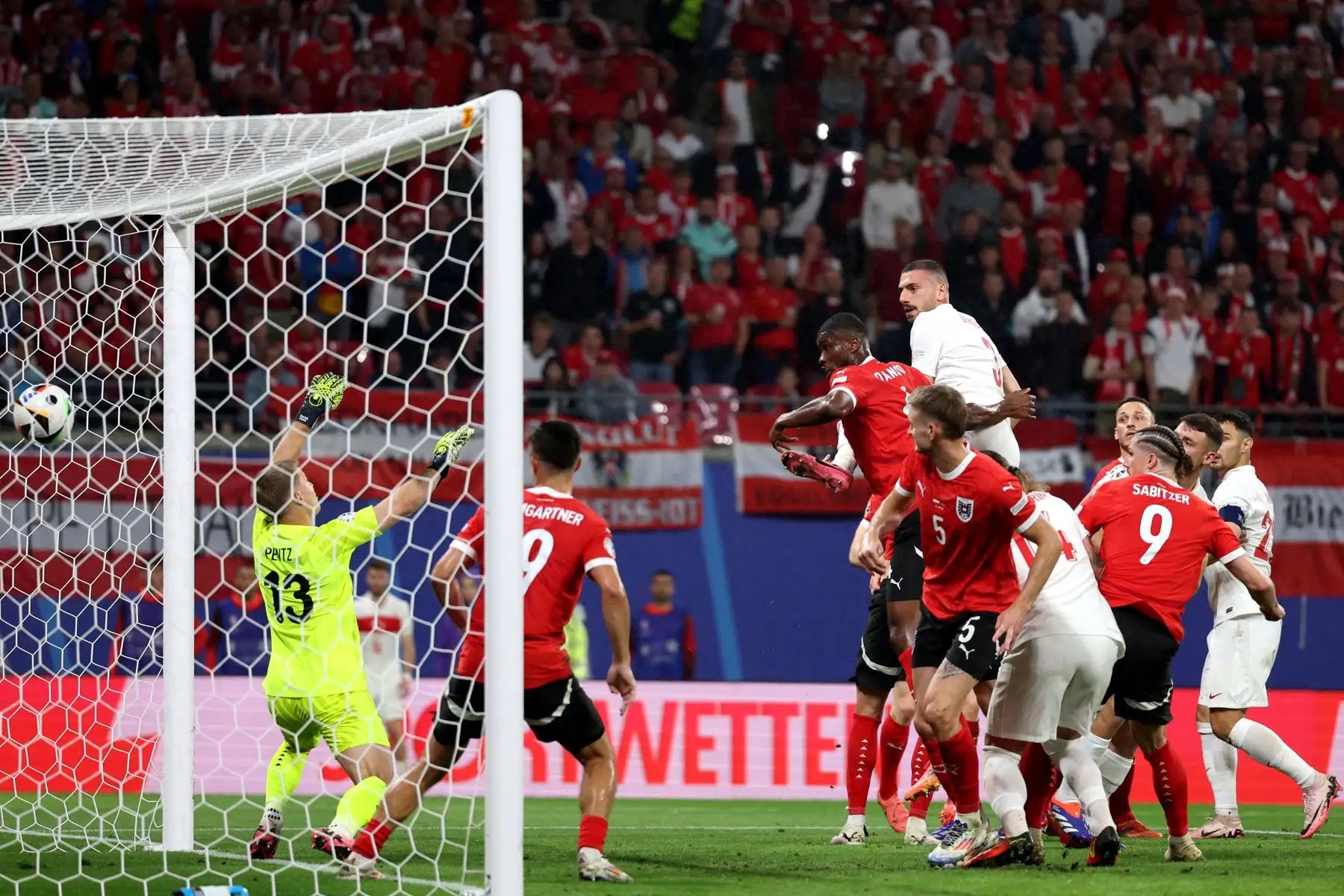 El defensor de Turquía Merih Demiral encabeza el balón y anota el segundo gol de su equipo durante el partido de fútbol de octavos de final de la UEFA Euro 2024 entre Austria y Turquía. Foto: ANDINA//AFP