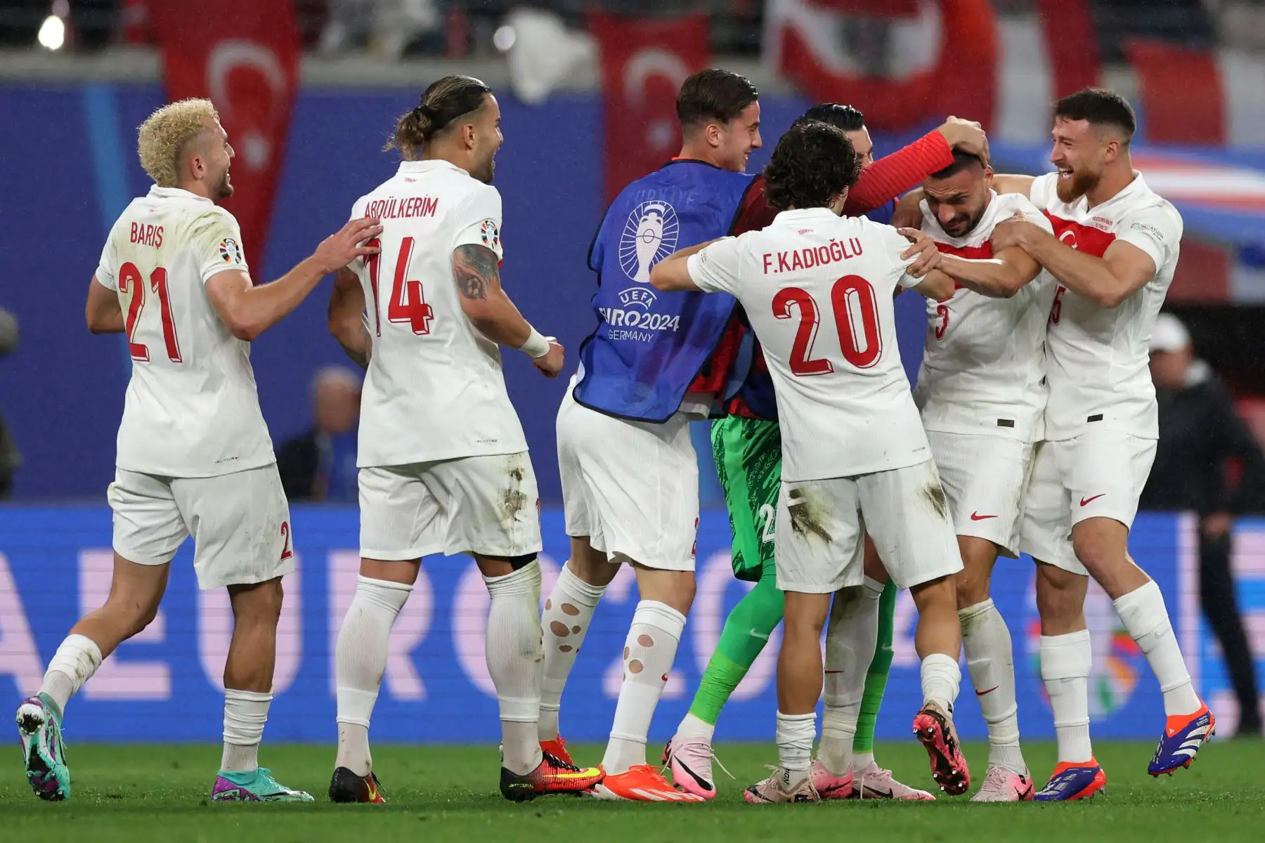 El defensor turco Merih Demiral celebra tras marcar el segundo gol de su equipo durante el partido de octavos de final de la UEFA Euro 2024 entre Austria y Turquía. Foto: ANDINA/ AFP