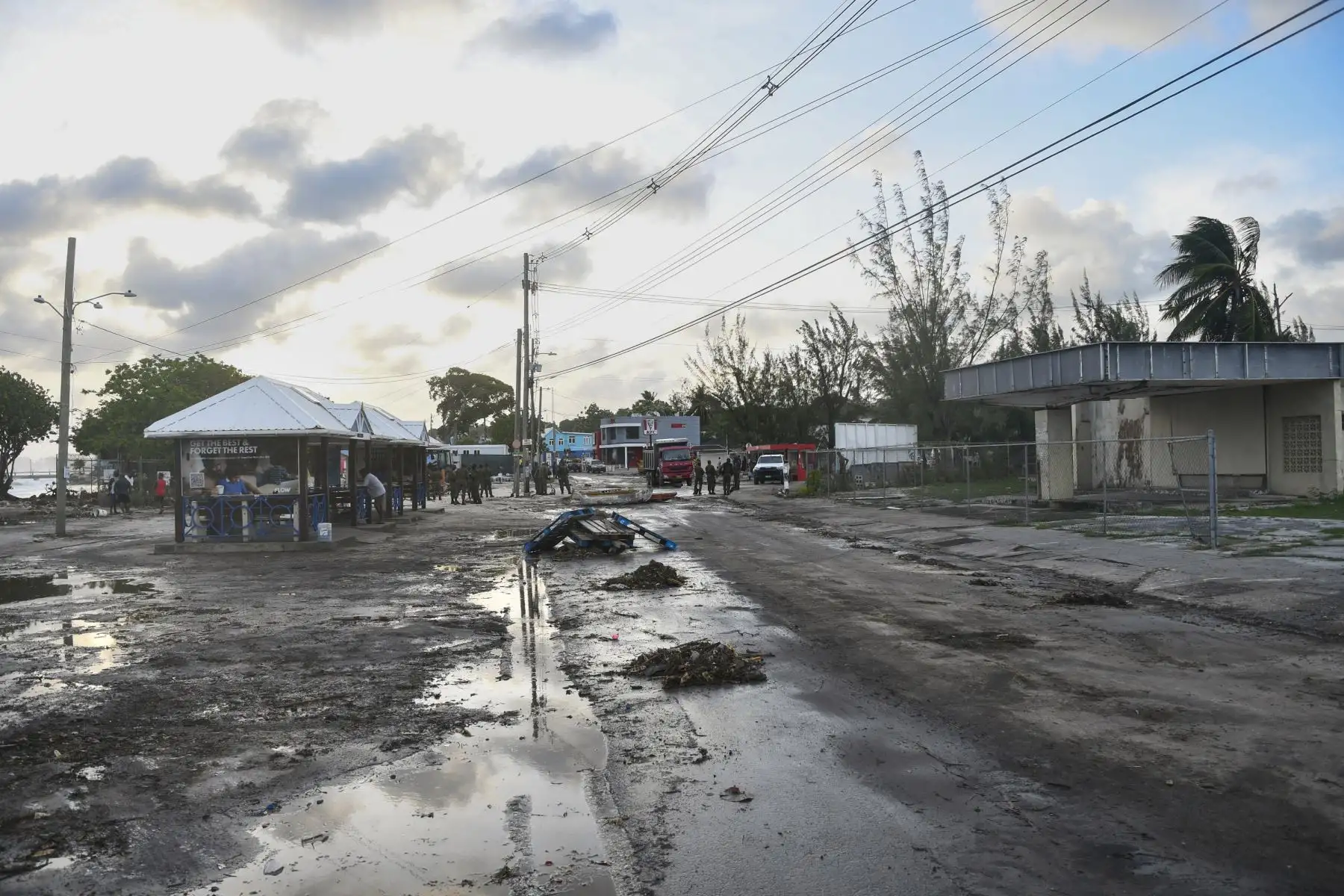 Se ven escombros en la carretera principal después del paso del huracán Beryl en los jardines Oistins, Christ Church, Barbados. Foto: AFP