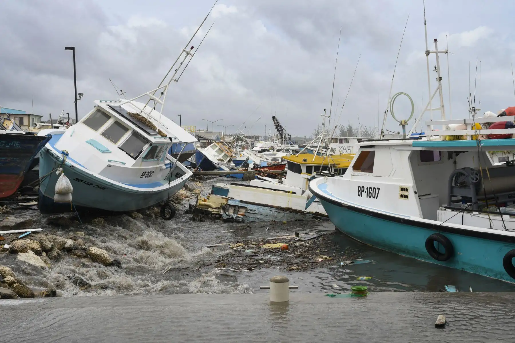 Barcos pesqueros dañados descansan en la orilla después del paso del huracán Beryl en el mercado de pescado de Bridgetown, Bridgetown, Barbados. Foto: AFP