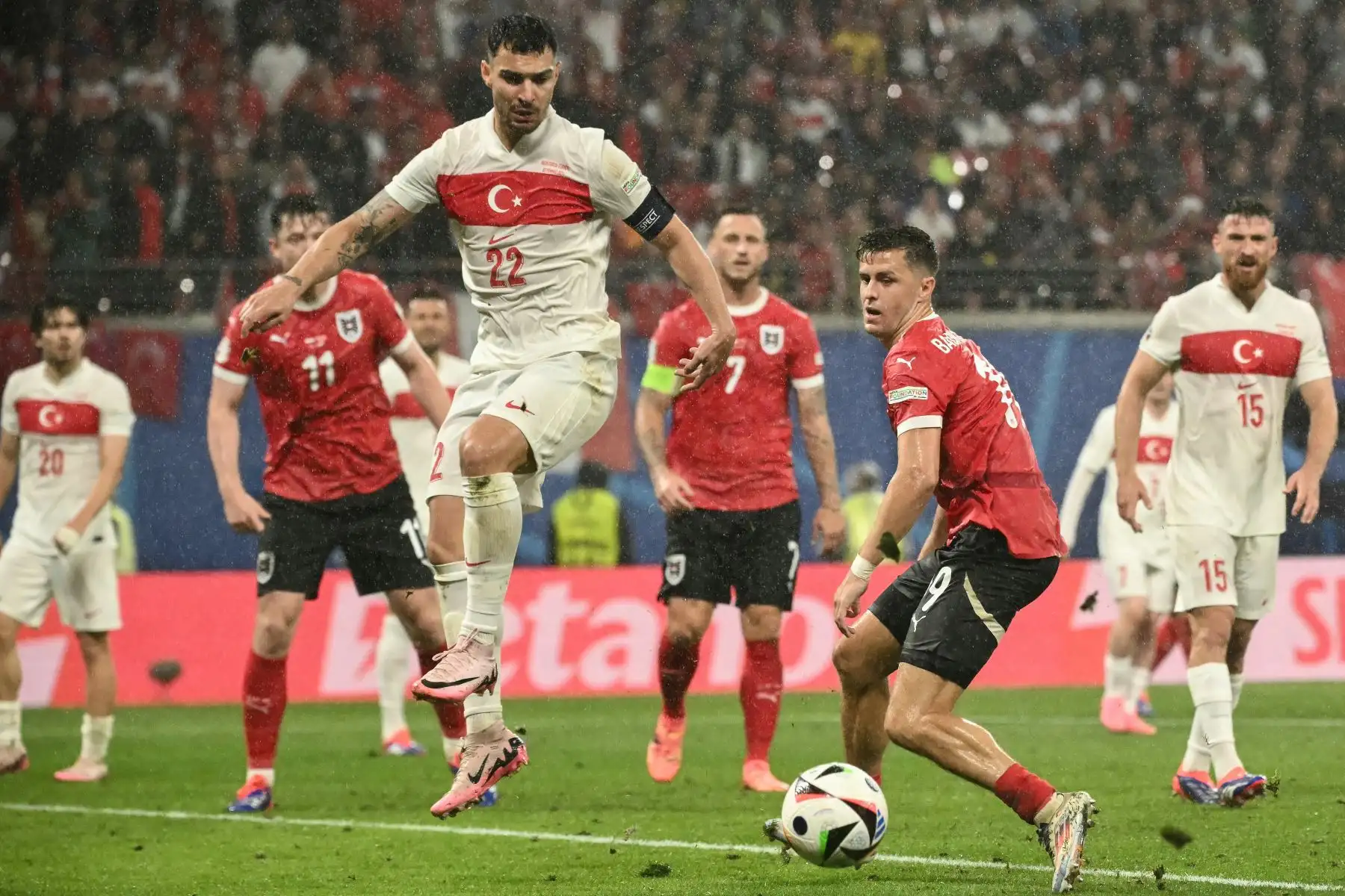 El centrocampista turco  Kaan Ayhan y el centrocampista austriaco Christoph Baumgartner luchan por el balón durante el partido de octavos de final de la UEFA Euro 2024 entre Austria y Turquía. 
Foto: ANDINA/AFP