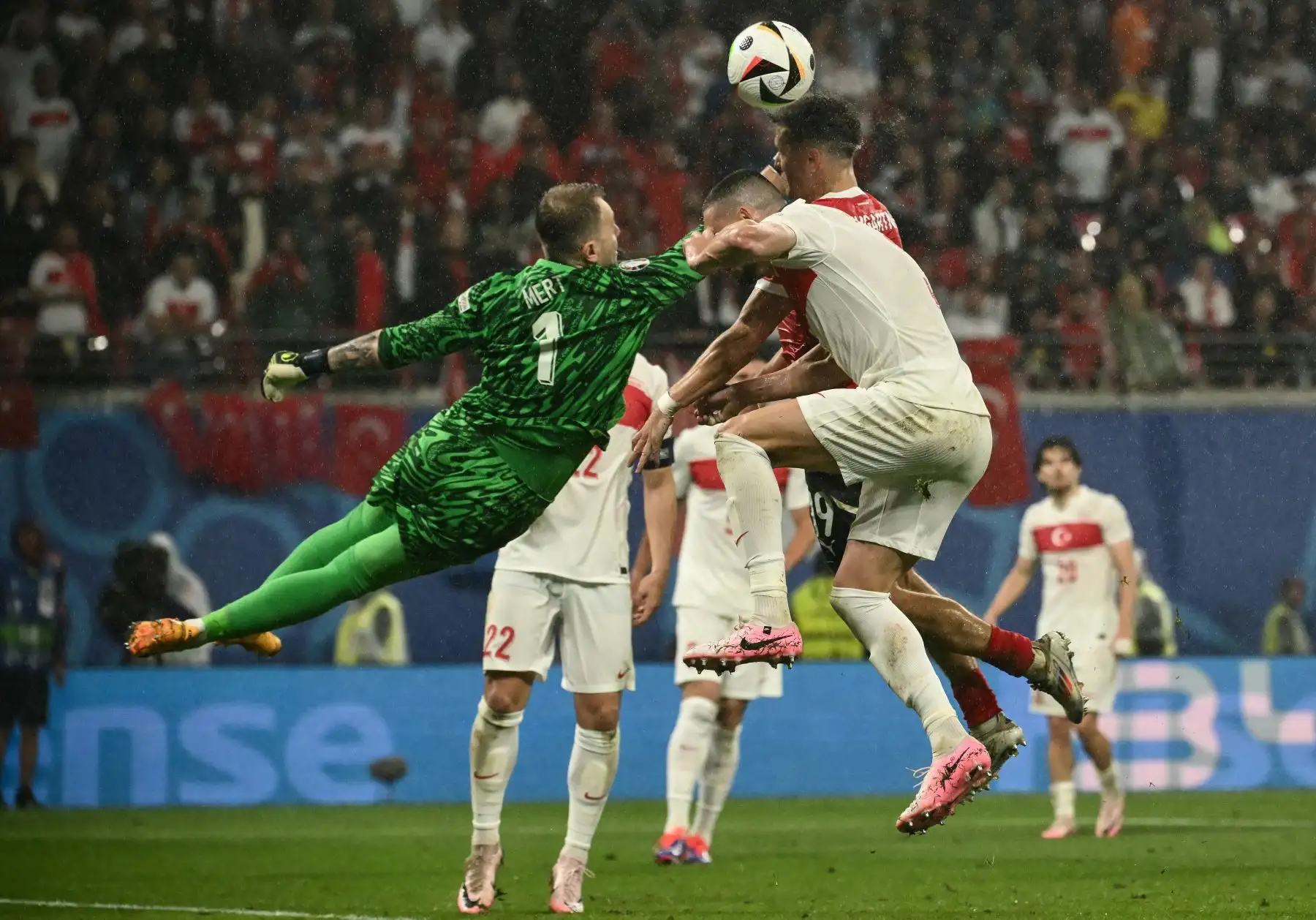 El portero de Turquía  Mert Gunok  golpea el balón frente al defensor de Turquía Merih Demiral  y el centrocampista de Austria Christoph Baumgartner  durante el partido de fútbol de octavos de final de la UEFA Euro 2024 entre Austria y Turquía. 
Foto: ANDINA/AFP