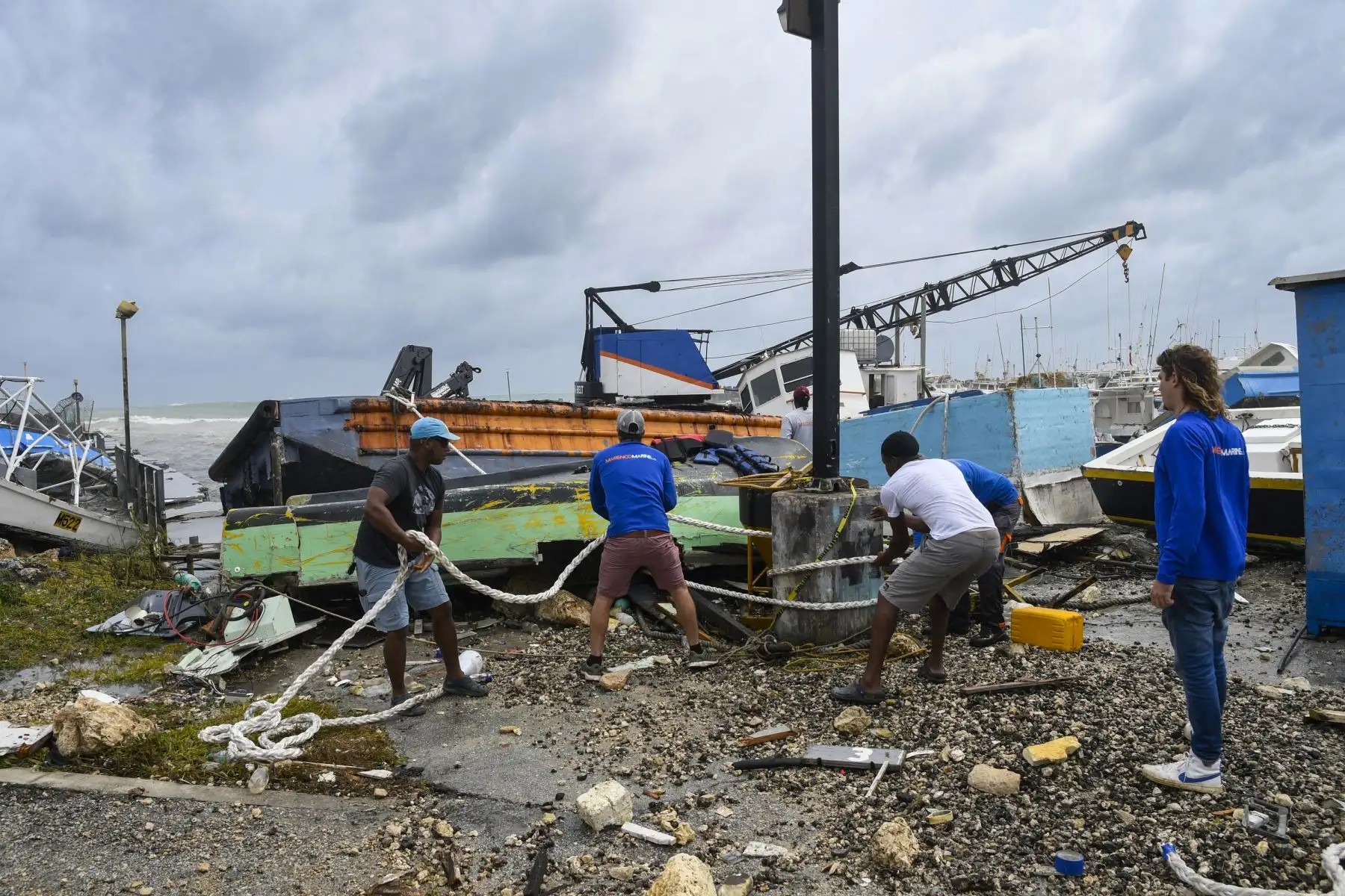 Los pescadores intentan rescatar un barco pesquero dañado tras el paso del huracán Beryl en el mercado de pescado de Bridgetown, Bridgetown, Barbados. Foto: AFP