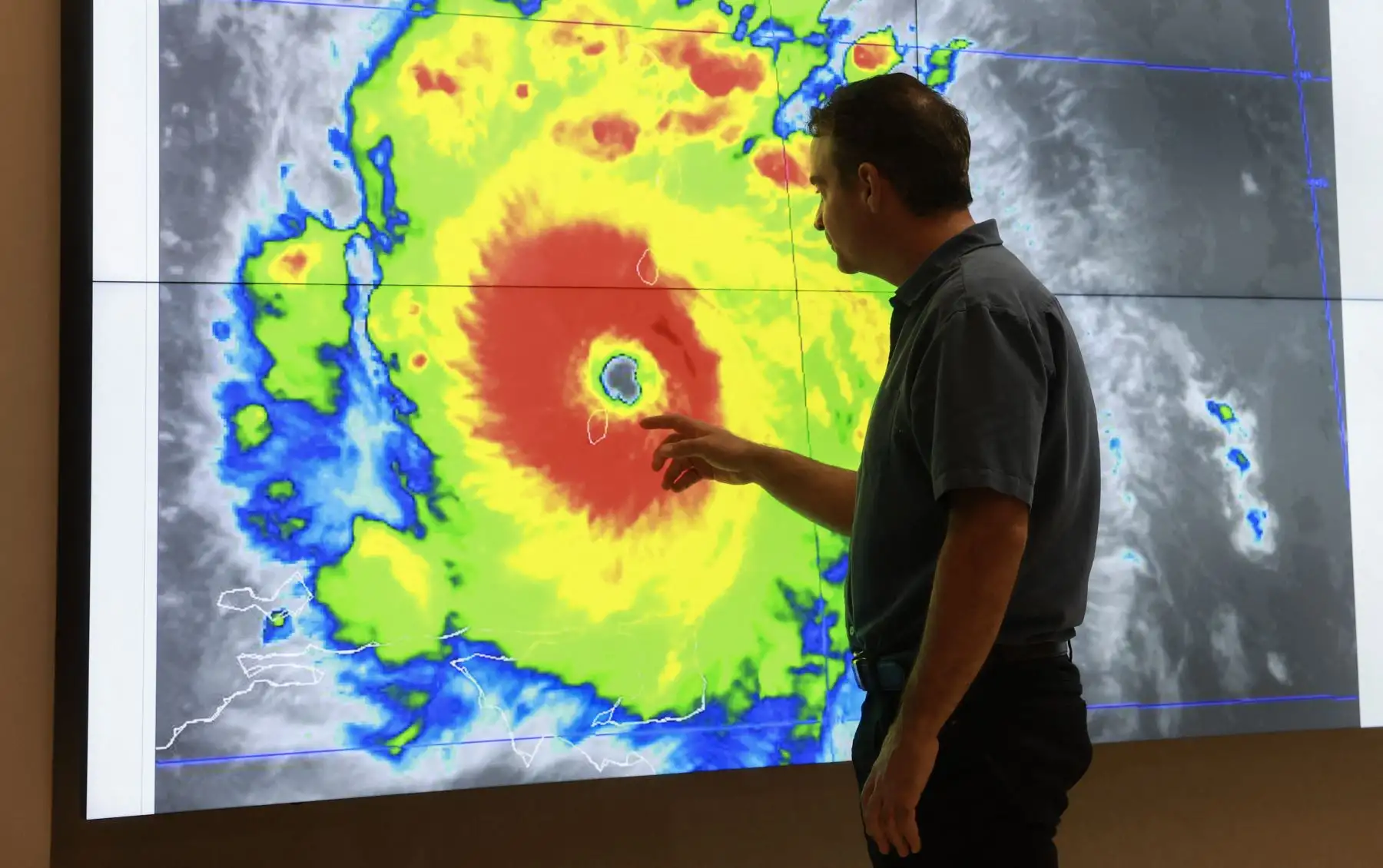 El huracán Beryl mantiene esta semana en alerta a Jamaica, Haití y República Dominicana tras dejar al menos cinco muertos y destrucción en el Caribe Oriental, y preocupa a la comunidad científica por la rapidez en su formación y para alcanzar la mayor potencia que puede tener un ciclón, la categoría 5, además por ser "potencialmente catastrófico". Foto: AFP