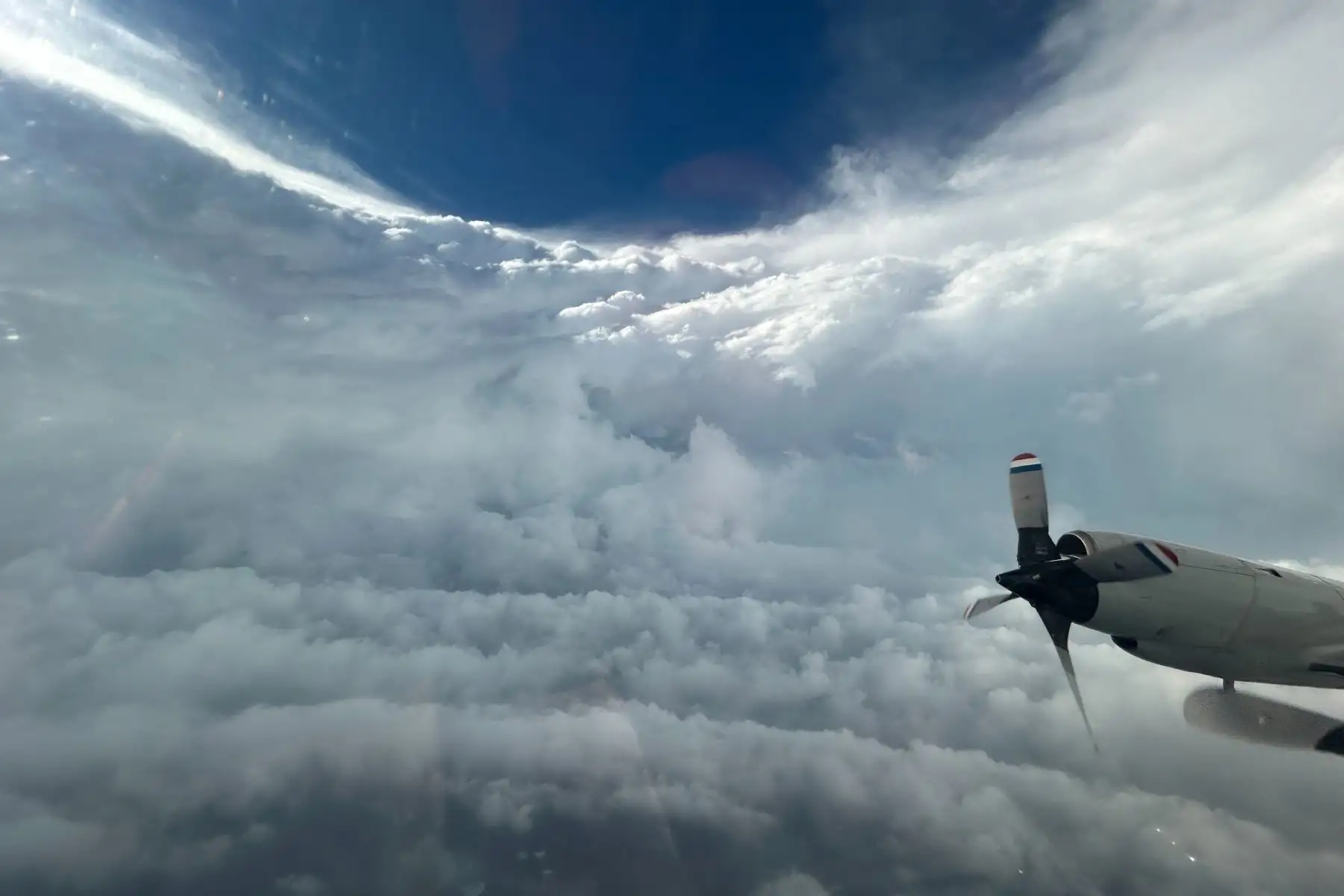 Fotografía divulgada este martes por el Centro de Operaciones de Aeronaves (AOC) de La Oficina Nacional de Administración Oceánica y Atmosférica (NOAA) tomada desde un avión caza huracanes mientras se adentra en el ojo del huracán Beryl durante su paso por El Caribe. El huracán Beryl mantiene esta semana en alerta a Jamaica, Haití y República Dominicana tras dejar al menos cuatro muertos y destrucción en el Caribe Oriental, y preocupa a la comunidad científica por la rapidez en su formación y para alcanzar