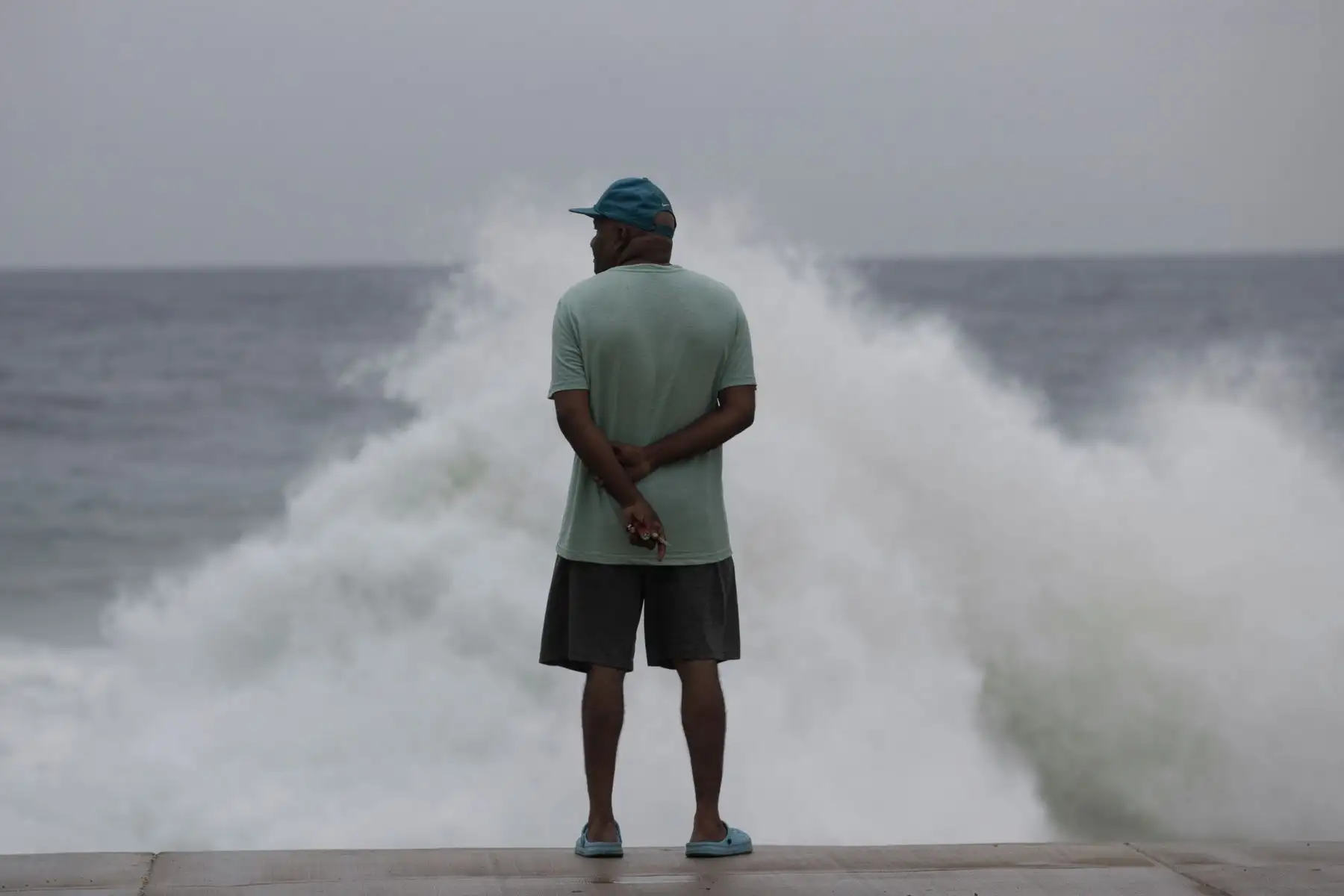 Un hombre observa el intenso oleaje ante el avance del huracán Beryl, este martes, en Santo Domingo (República Dominicana). Foto; EFE