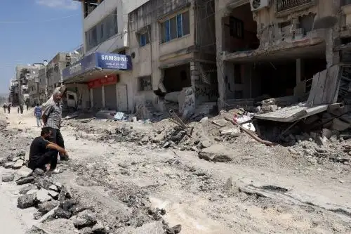 Dos ciudadanos palestinos observan los daños tras una operación del ejército israelí cerca de la ciudad cisjordana de Tulkarem. Foto: EFE