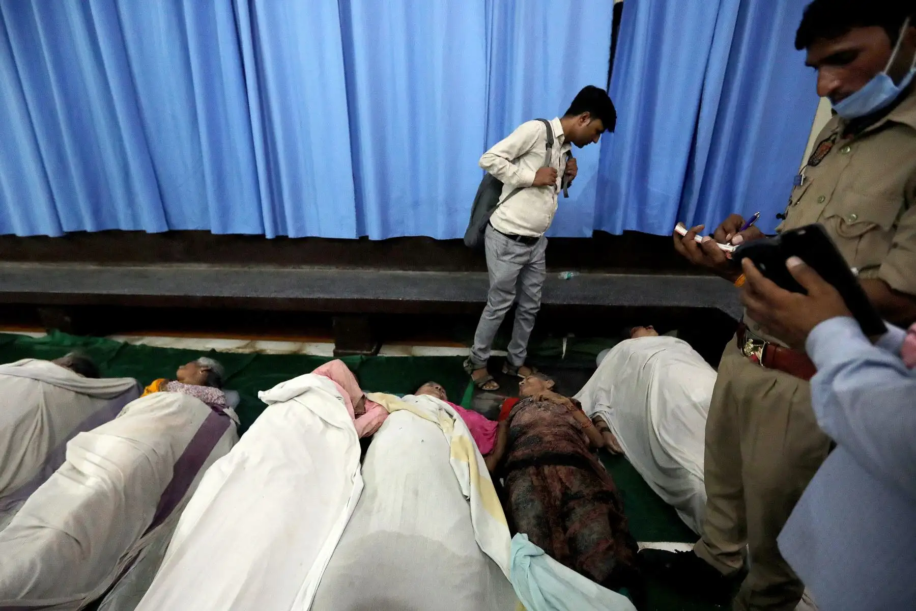 Los fieles se habían congregado para oír a un gurú en las celebraciones en honor a la deidad hindú Shiva en la ciudad de Hathras, pero una tormenta de arena sembró el pánico cuando la multitud se estaba dispersando. Foto: EFE