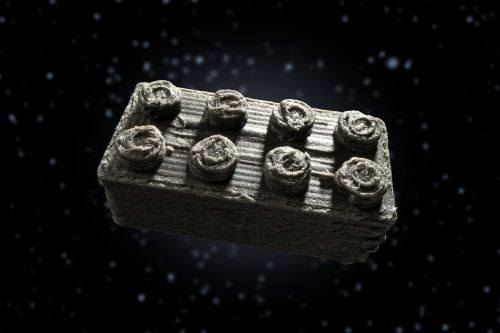 Inspirándose en construcciones de las famosas piezas de LEGO, científicos de la ESA han utilizado polvo de meteorito para imprimir en 3D “ladrillos espaciales” con los que pueden probar esta nueva idea.