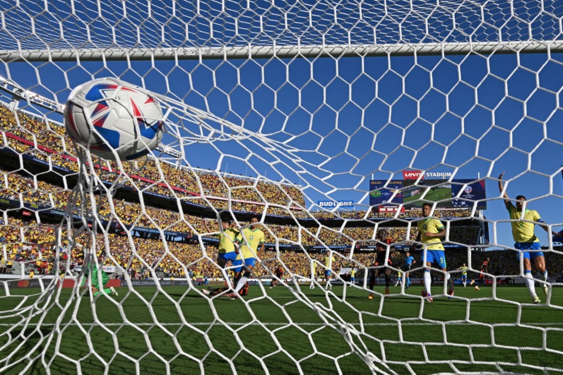 El defensor colombiano, Daniel Muñoz, anota el primer gol de su equipo durante el partido de fútbol del grupo D del torneo Copa América Conmebol 2024 entre Brasil y Colombia en el Levi