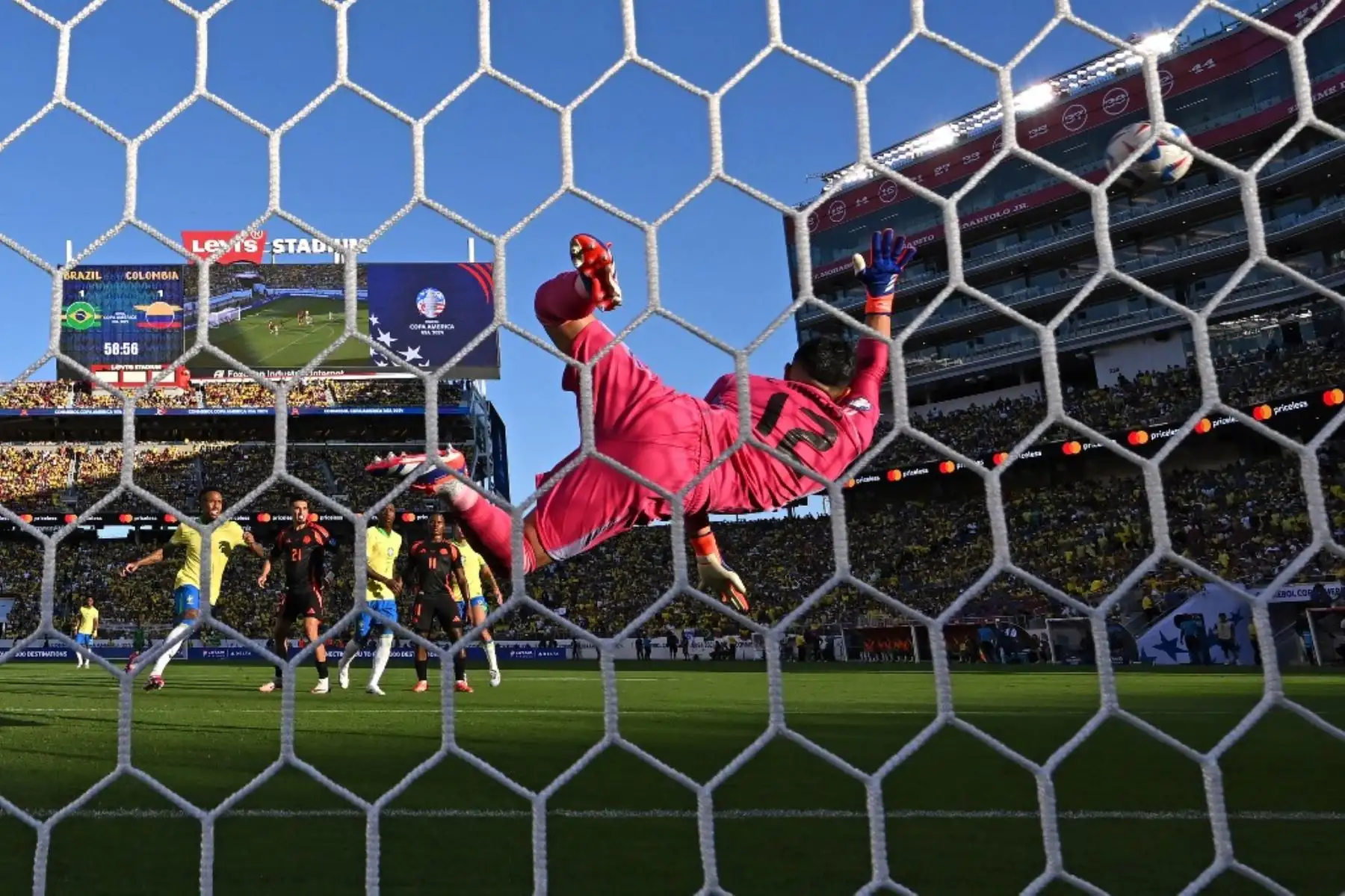 El portero colombiano, Camilo Vargas, detiene un tiro libre del equipo rival durante el partido de fútbol del grupo D del torneo Copa América Conmebol 2024 entre Brasil y Colombia en el Levi