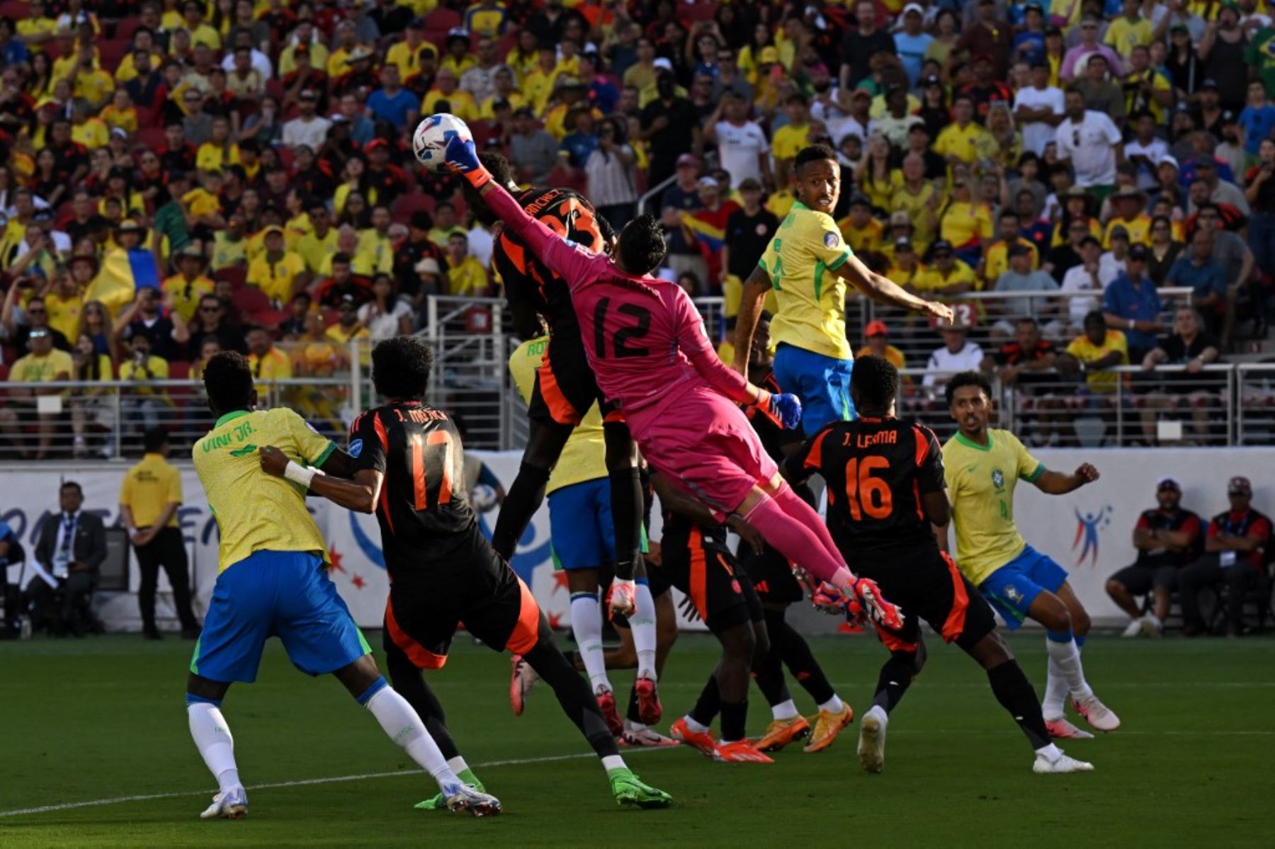 El portero colombiano, Camilo Vargas, despeja un balón durante el partido de fútbol del grupo D del torneo Copa América Conmebol 2024 entre Brasil y Colombia en el Levi