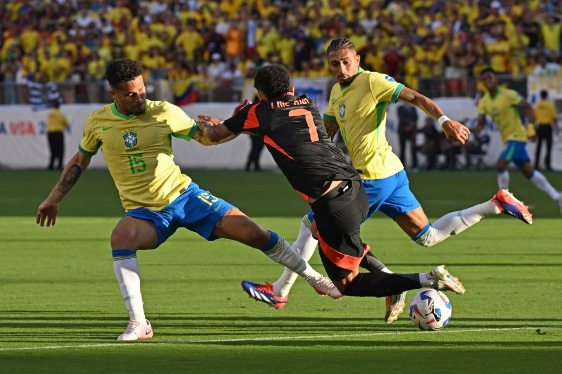El delantero colombiano Luis Díaz lucha por el balón con el mediocampista brasileño Joao Gomes y el delantero brasileño Raphinha durante el partido de fútbol del grupo D del torneo Copa América Conmebol 2024 entre Brasil y Colombia en el Levi