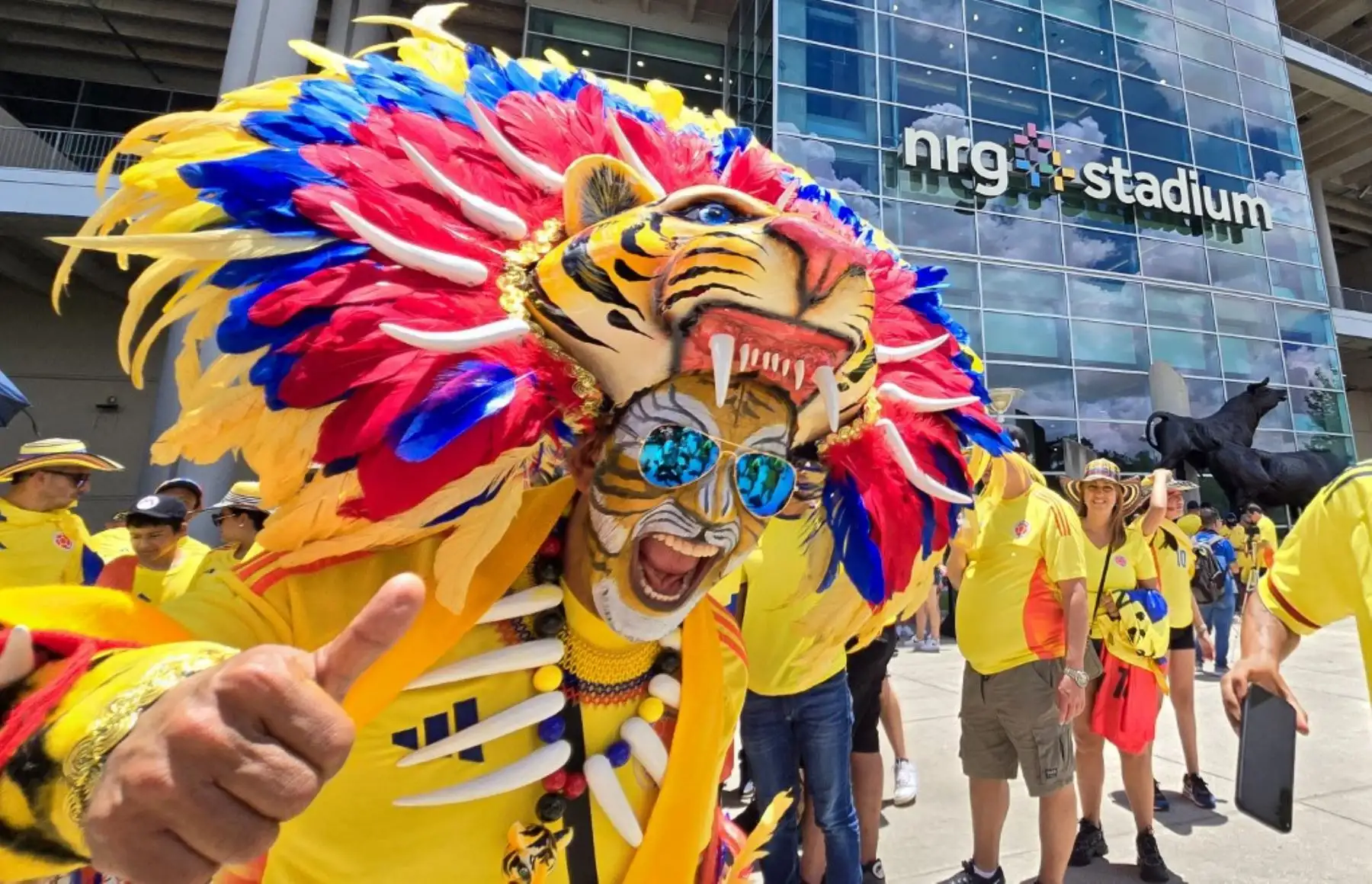 Ciudadanos colombianos, en su mayoría migrantes, amenizan el ambiente en la previa del partido Colombia - Paraguay, de la fase de grupos de la Copa América 2024, en las afueras del estadio NRG de Texas, el 24 de junio de 2024. Foto: AFP