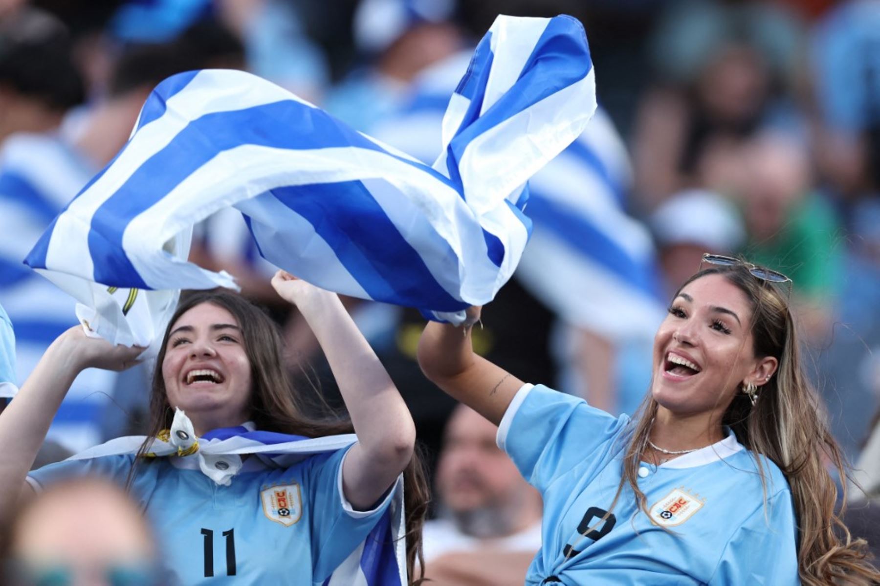 Hinchas de la selección uruguaya ondean su bandera antes del partido de fútbol del grupo C de la Copa América Conmebol 2024 entre Uruguay y Bolivia en el estadio MetLife de Nueva Jersey, el 27 de junio de 2024. Foto: AFP