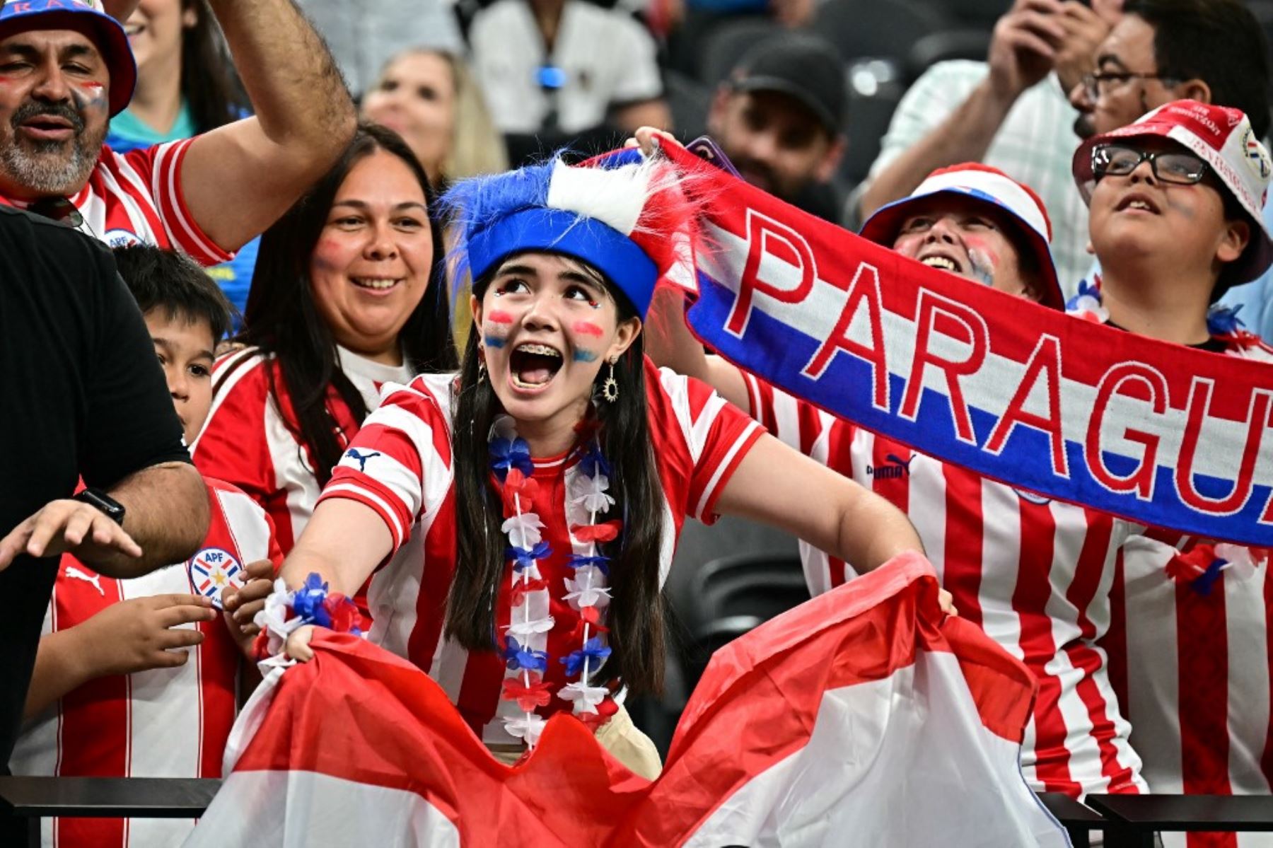 Hinchas de la selección paraguaya ondean banderas antes del partido de fútbol del grupo D de la Copa América Conmebol 2024 entre Paraguay y Brasil en el estadio Allegiant de Las Vegas, EE.UU., el 28 de junio de 2024. Foto: AFP