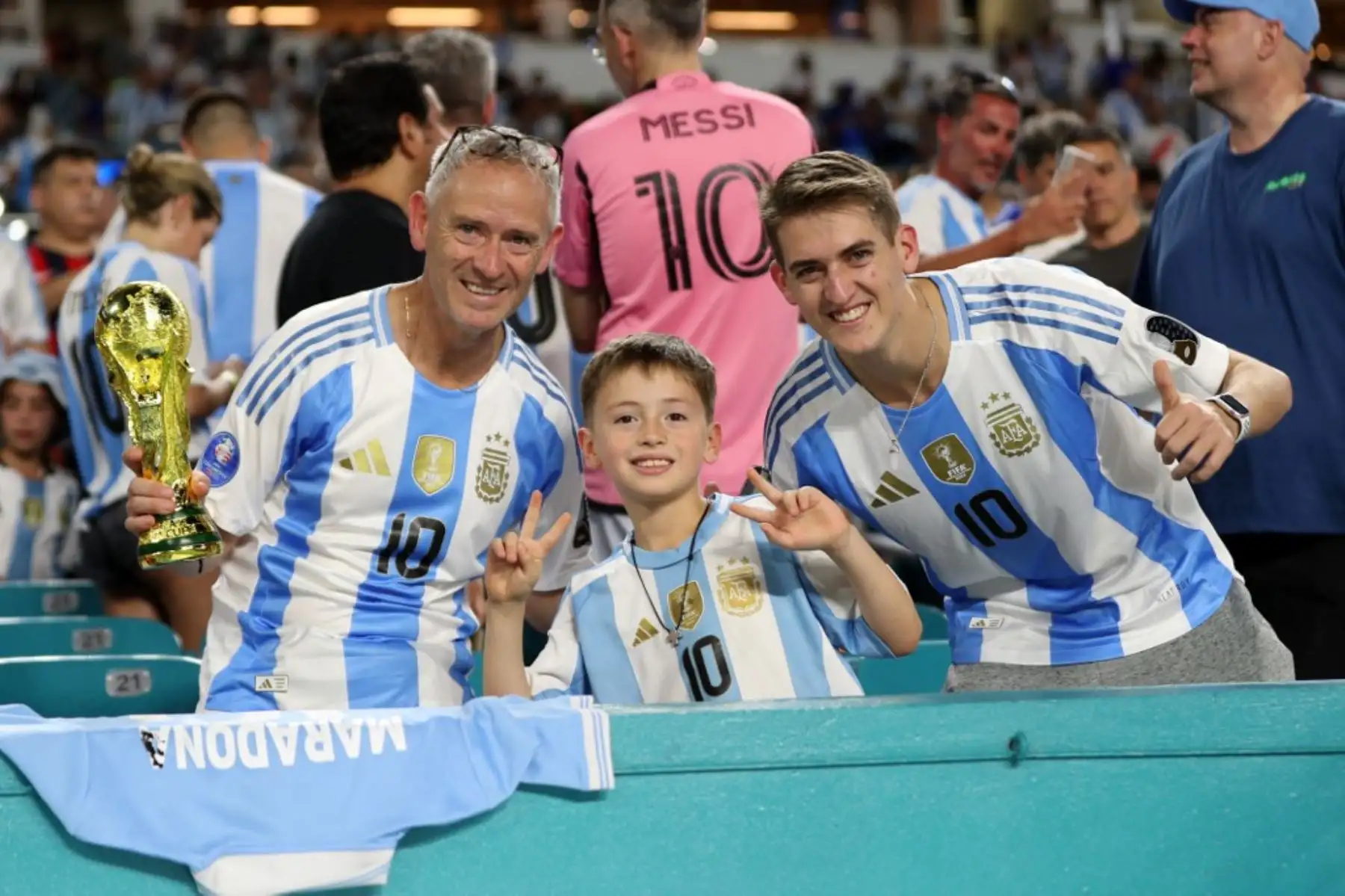 Hinchas de la selección argentina asisten al partido de fútbol del grupo A del torneo Copa América Conmebol 2024 entre Argentina y Perú en el Hard Rock Stadium de Miami, EE.UU., el 29 de junio de 2024. Foto: AFP