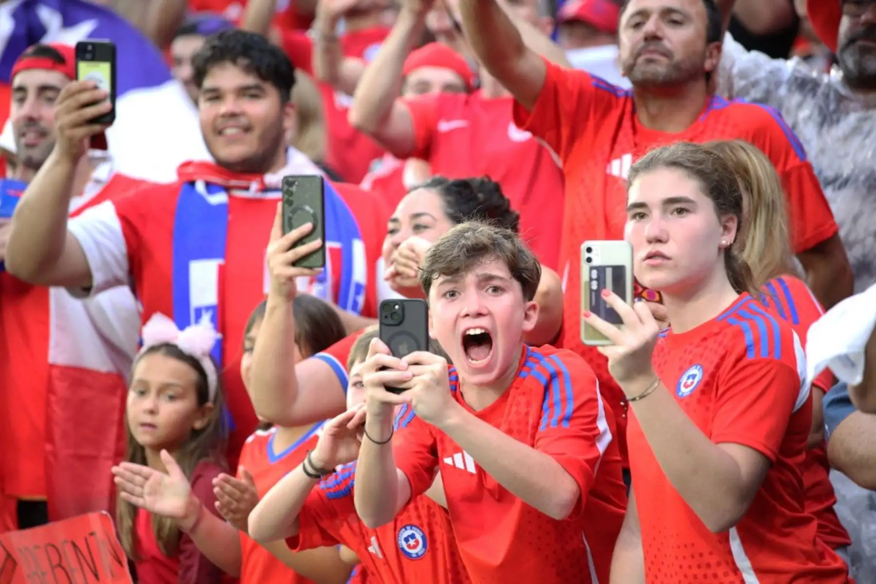 Hinchas de la selección de Canadá celebran el pase de su equipo a los cuartos de final después del partido de fútbol del grupo A de la Copa América Conmebol 2024 entre Canadá y Chile en el estadio Inter&Co de Florida, EE.UU., el 29 de junio de 2024. Foto: AFP