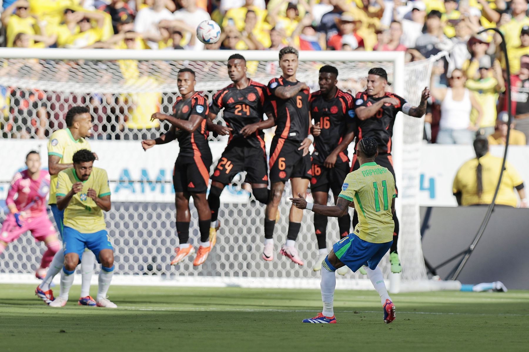 El delantero brasileño Raphinha  lanza un penal durante la primera mitad del partido de fútbol del grupo D de la CONMEBOL Copa América 2024 entre Brasil y Colombia, en Santa Clara, California (EE.UU.). Foto: EFE