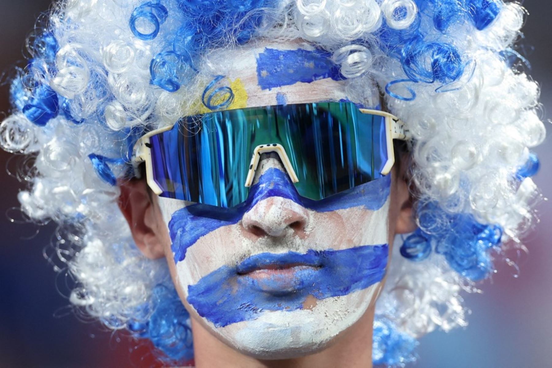 Un hincha uruguayo usa pintura facial con los colores de su bandera antes del partido de fútbol del grupo C de la Copa América Conmebol 2024 entre Uruguay y Bolivia en el estadio MetLife en Nueva Jersey, EE.UU., el 27 de junio de 2024. Foto: AFP