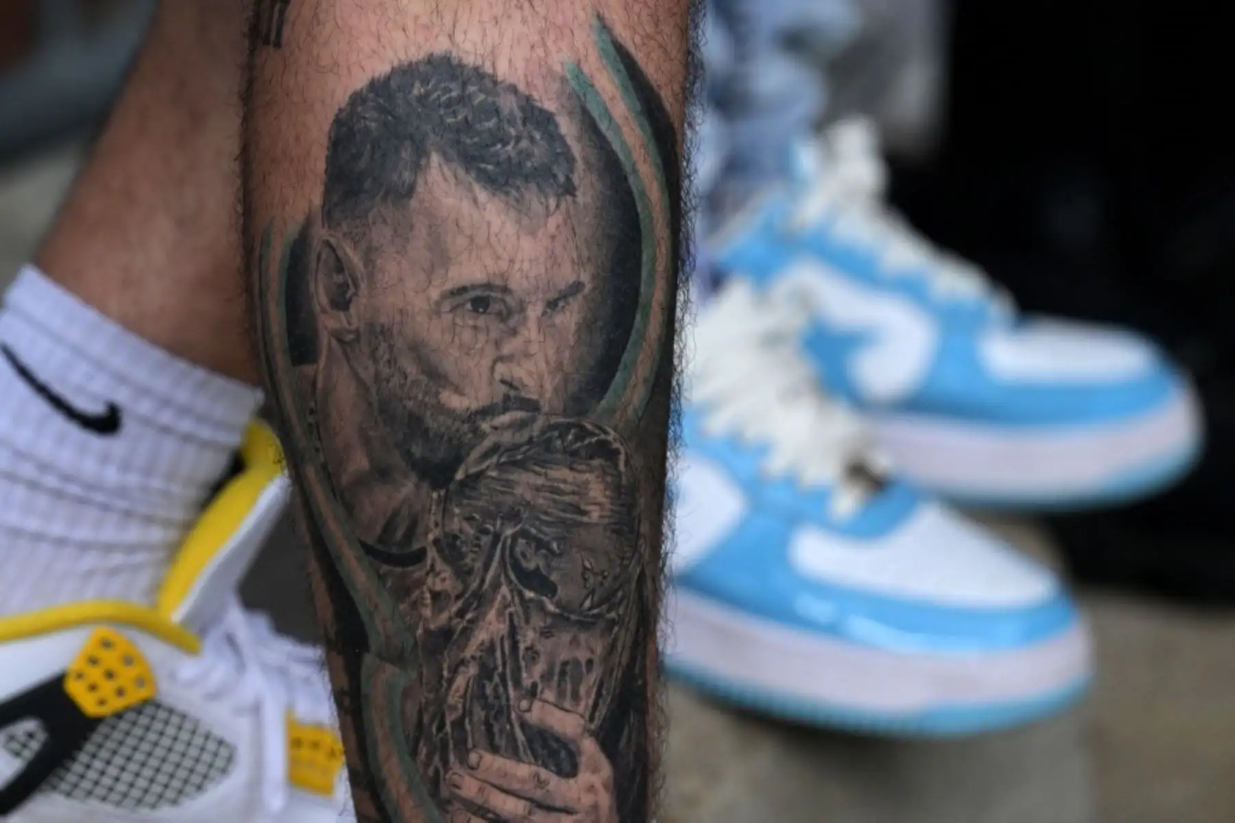 Un hincha argentino posa con un tatuaje que representa al delantero argentino Lionel Messi besando el trofeo de la Copa Mundial de la FIFA durante una sesión de entrenamiento de su selección dos días antes del partido de cuartos de final de la Conmebol Copa América 2024 entre Argentina y Ecuador en Texas, EE.UU. Foto: AFP