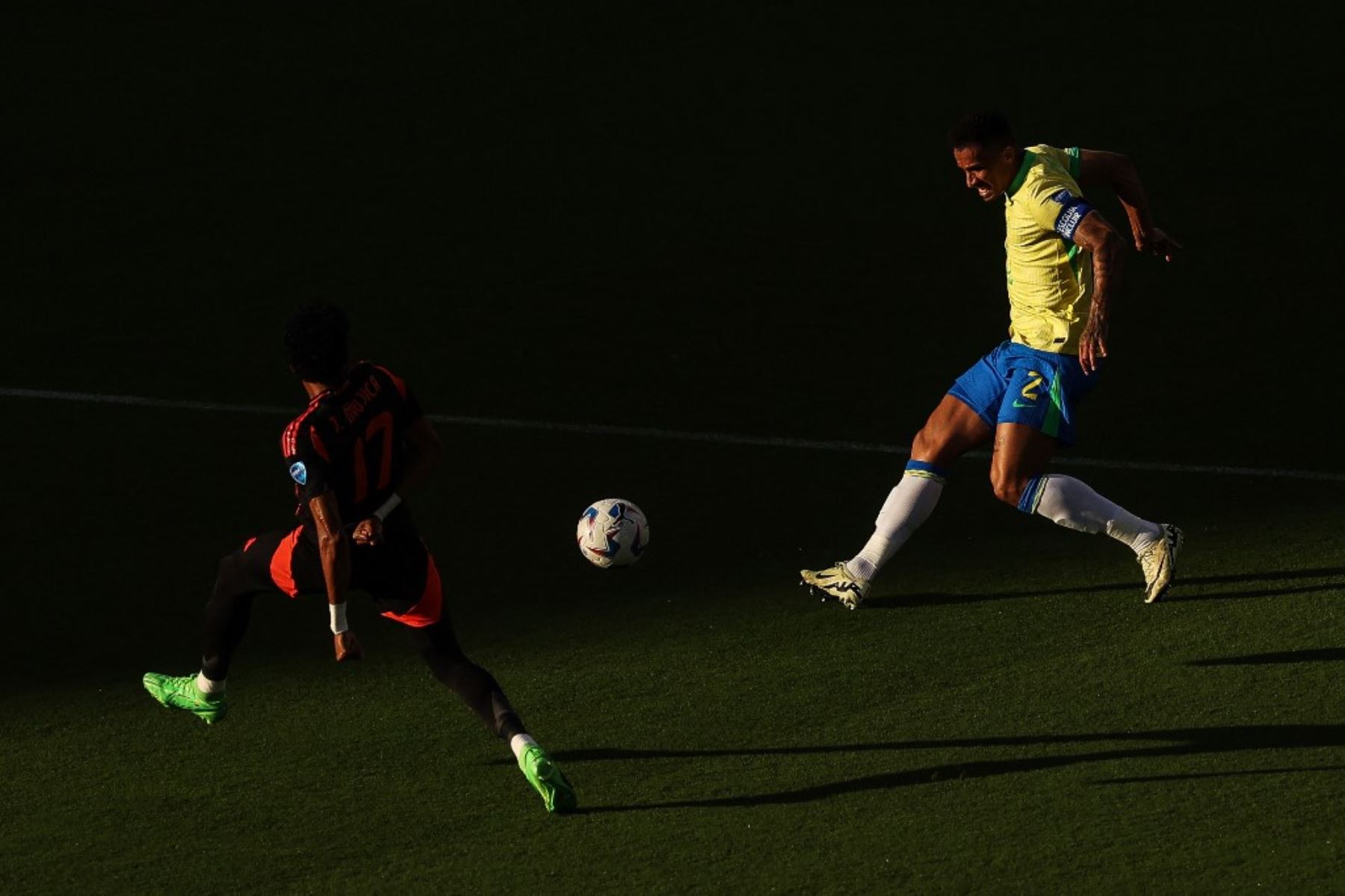 Danilo de Brasil patea el balón contra Johan Mojica de Colombia durante el partido del Grupo D de la CONMEBOL Copa América 2024 entre Brasil y Colombia en el Levi