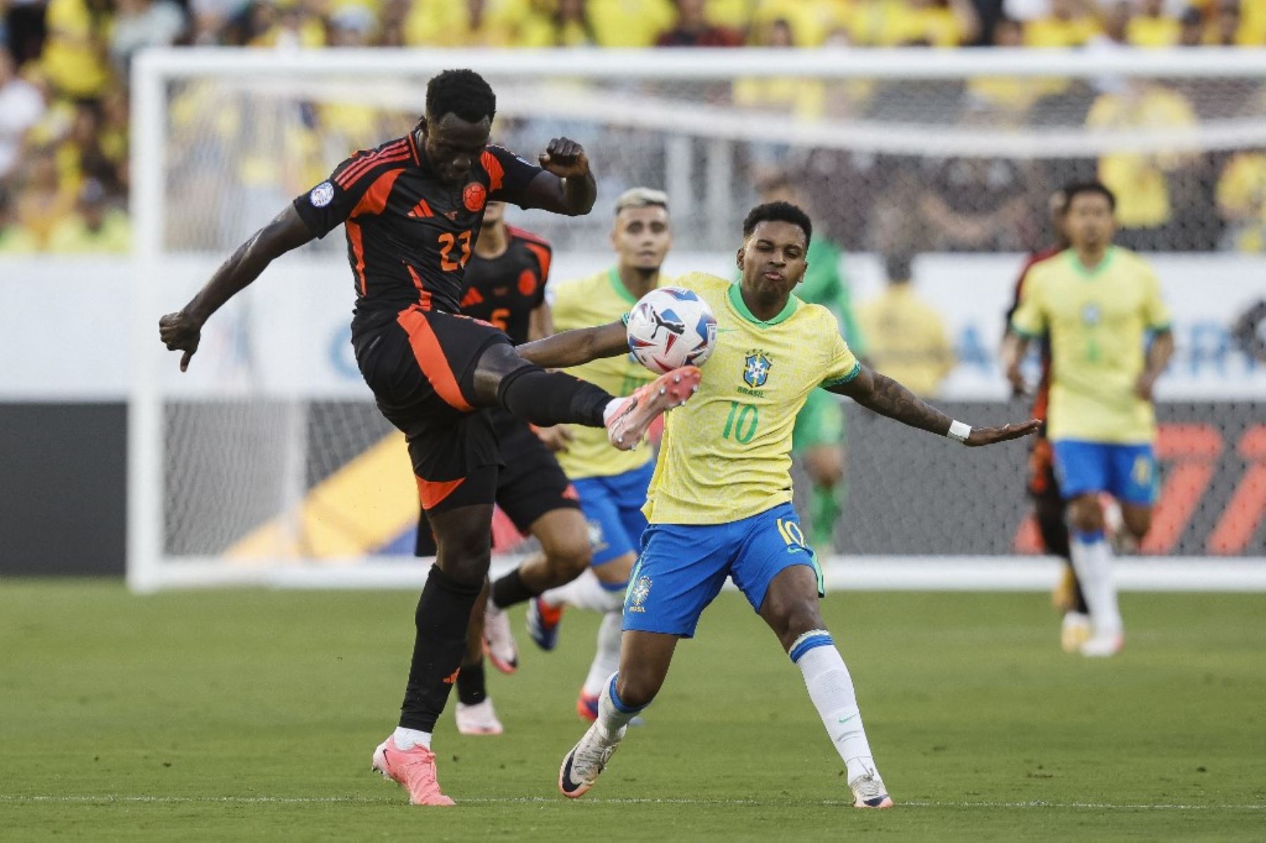 Davinson Sánchez de Colombia patea el balón contra Rodrygo de Brasil durante el partido del Grupo D de la CONMEBOL Copa América 2024 entre Brasil y Colombia en el Levi