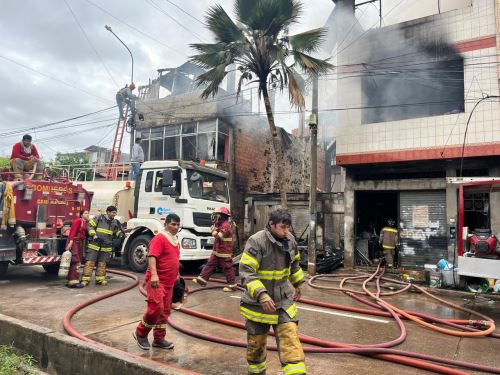 Los bomberos lucharon cerca de 10 horas para lograr sofocar el incendio urbano que arrasó con varias viviendas y dejó una víctima mortal en el distrito de Callería, región Ucayali. ANDINA/Difusión