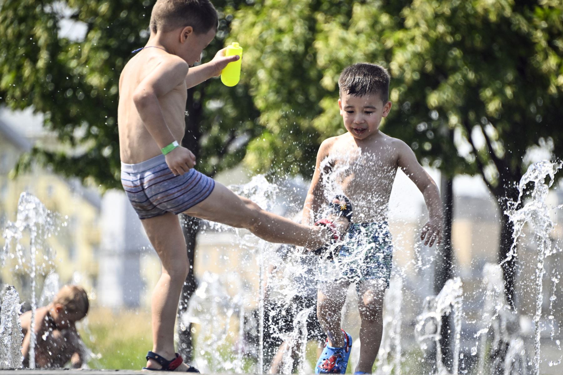 Los niños juegan en una fuente durante el calor del mediodía en el centro de Moscú. La Agencia Meteorológica Rusa ha ampliado una alerta meteorológica naranja por el calor récord en la capital rusa y la región de Moscú, 
Foto: AFP