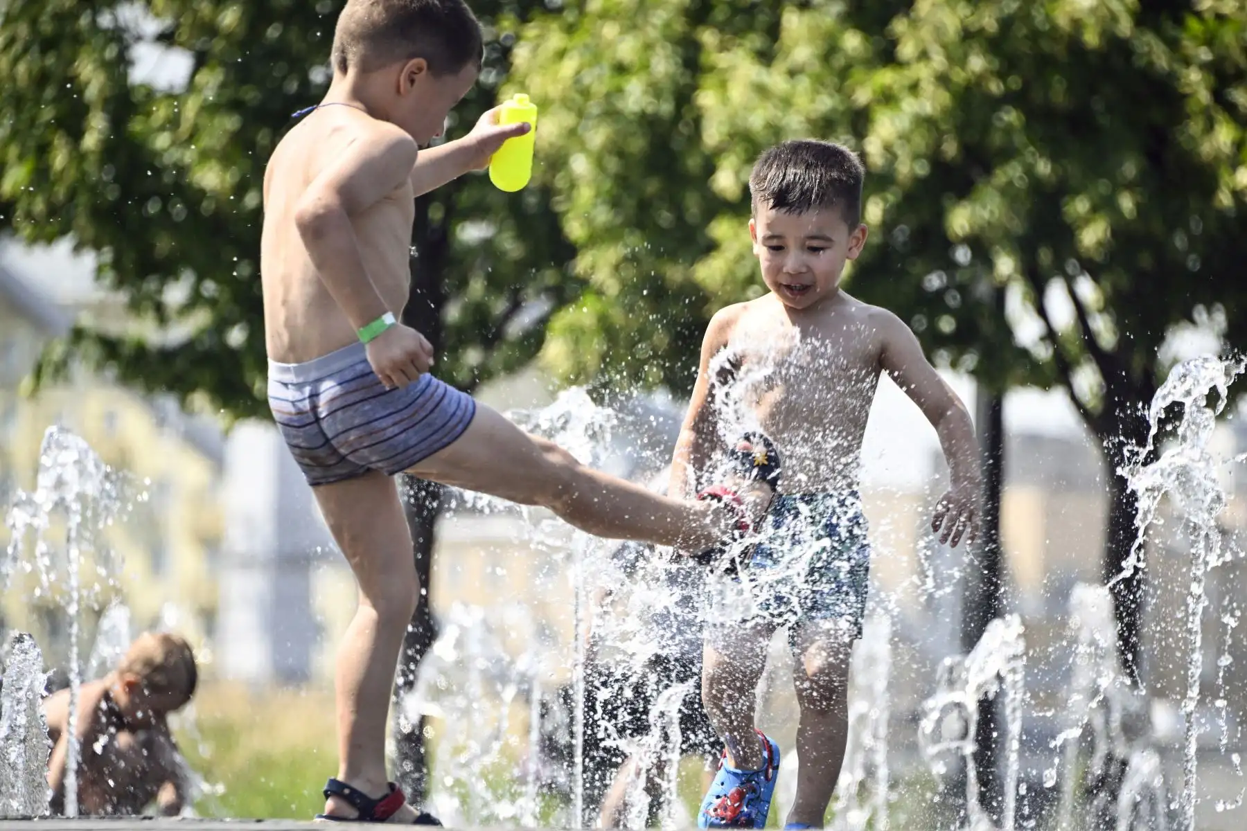 Los niños juegan en una fuente durante el calor del mediodía en el centro de Moscú. La Agencia Meteorológica Rusa ha ampliado una alerta meteorológica naranja por el calor récord en la capital rusa y la región de Moscú, 
Foto: AFP