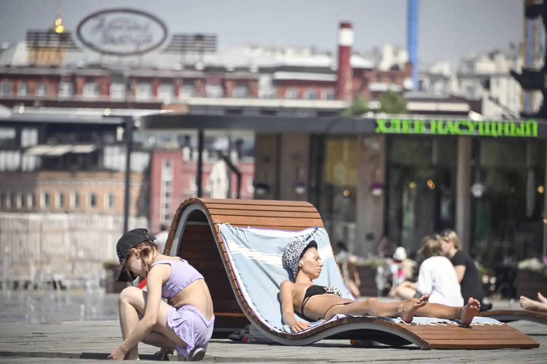 La gente toma el sol durante el calor del mediodía en el centro de Moscú. La Agencia Meteorológica Rusa ha ampliado hasta julio una alerta meteorológica naranja por el calor récord en la capital rusa y la región de Moscú, 
Foto: AFP