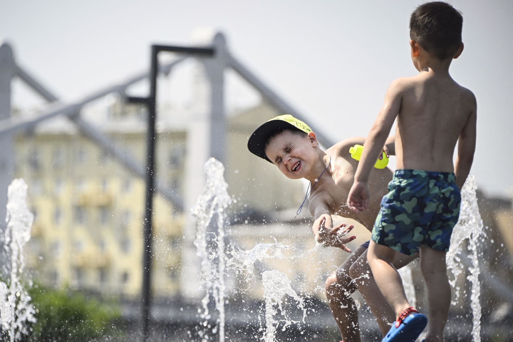 Los niños juegan en una fuente durante el calor del mediodía en el centro de Moscú. La Agencia Meteorológica Rusa ha ampliado una alerta meteorológica naranja por el calor récord en la capital rusa y la región de Moscú.
Foto: AFP