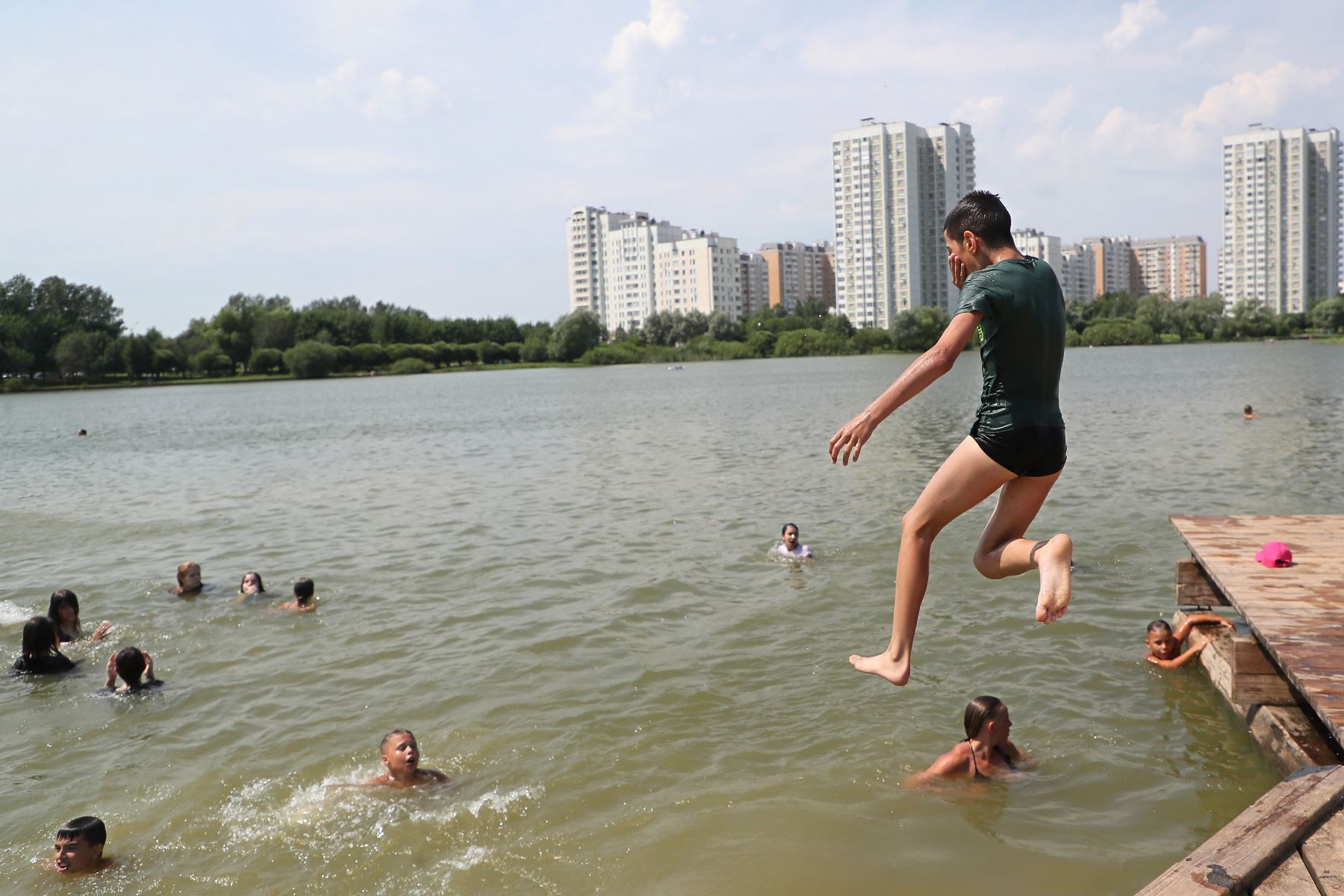 La gente disfruta de un día caluroso en un estanque en un distrito residencial de Moscú, Rusia . Las temperaturas en Moscú superaron los 33 grados Celsius.
Foto: EFE