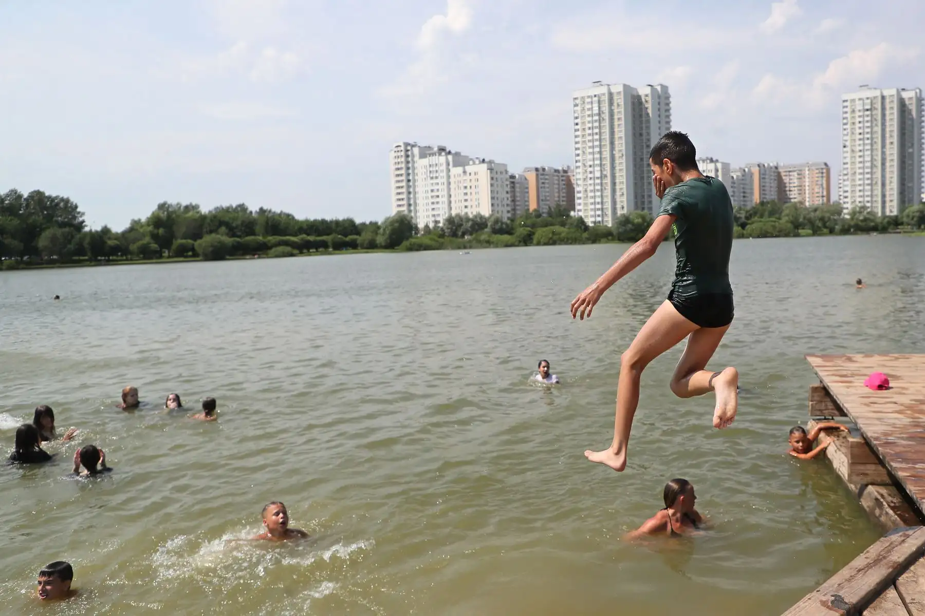La gente disfruta de un día caluroso en un estanque en un distrito residencial de Moscú, Rusia . Las temperaturas en Moscú superaron los 33 grados Celsius.
Foto: EFE