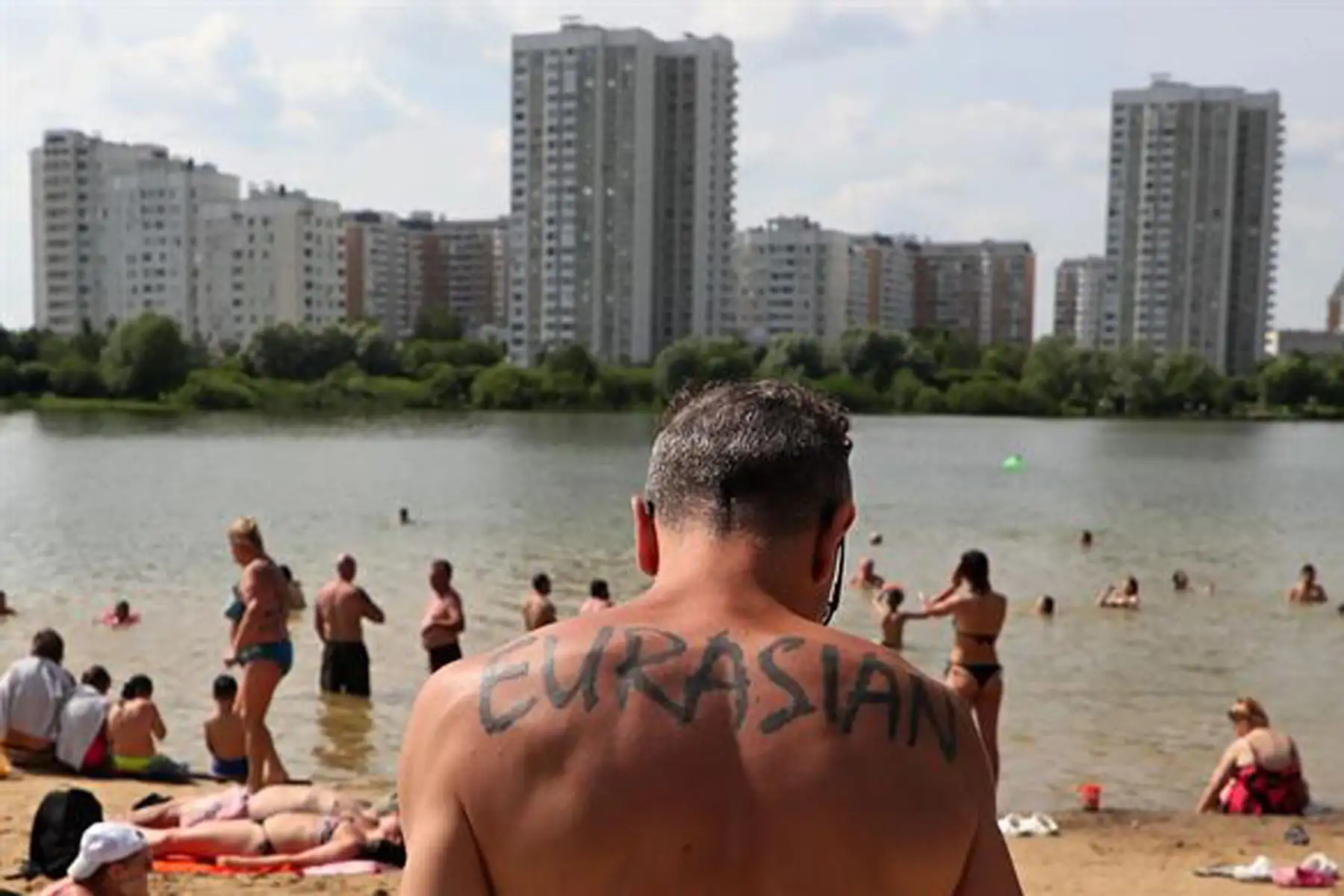 La gente disfruta de un día caluroso en un estanque en un distrito residencial de Moscú, Rusia. La temperatura en Moscú superó los 31 grados Celsius. 
Foto: EFE