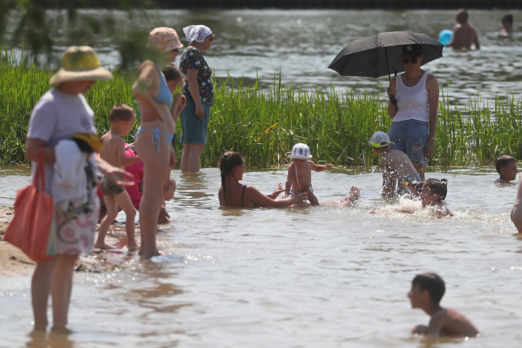 La gente disfruta de un día caluroso en un estanque en un distrito residencial de Moscú, Rusia.
Foto: EFE