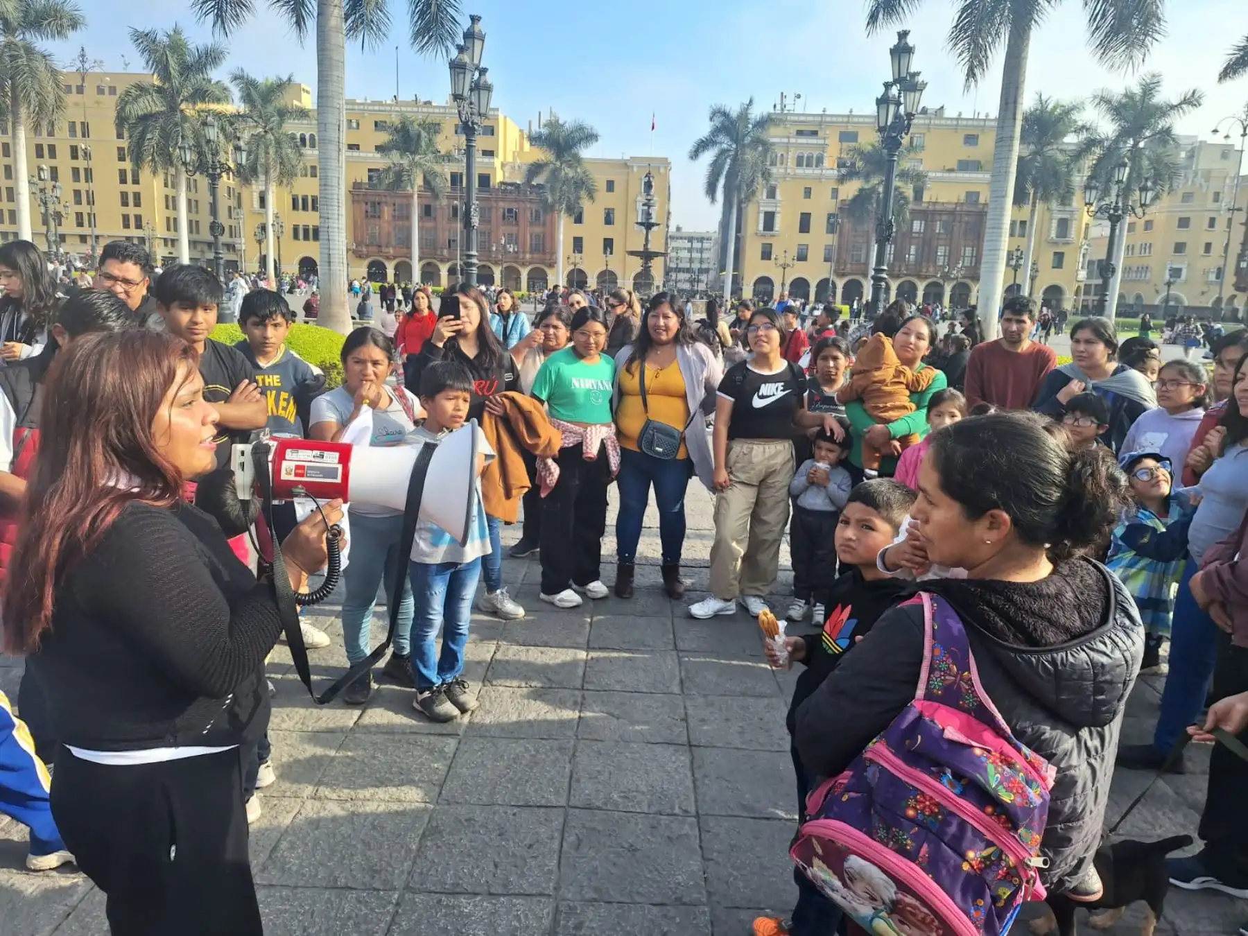 Familias de zonas periféricas realizan "Viaje literario" en Casa de la Literatura Peruana.