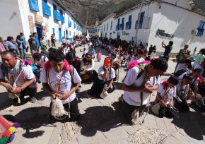 Con un peregrinaje de dos días y otras actividades comenzaron los actos festivos en Paucartambo en honor a la Virgen del Carmen patrona de esta provincia ubicada en Cusco. Foto: Percy Hurtado Santillán