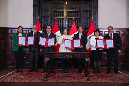 Ceremonia de suscripción de contratos de concesión de hospitales de EsSalud para Piura y Chimbote