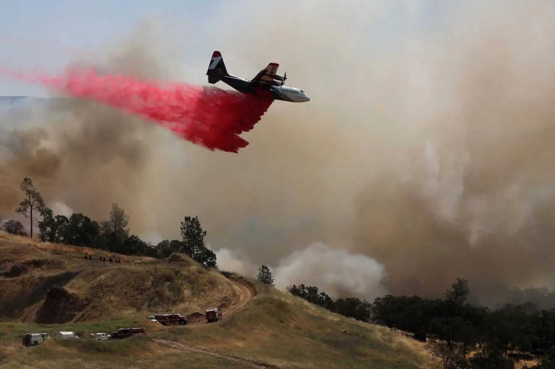 Un avión cisterna arroja retardante de fuego sobre una casa durante el incendio de Toll en Calistoga, California. Una ola de calor está elevando las temperaturas, lo que ha provocado advertencias de incendio con bandera roja en todo el estado.Foto: AFP