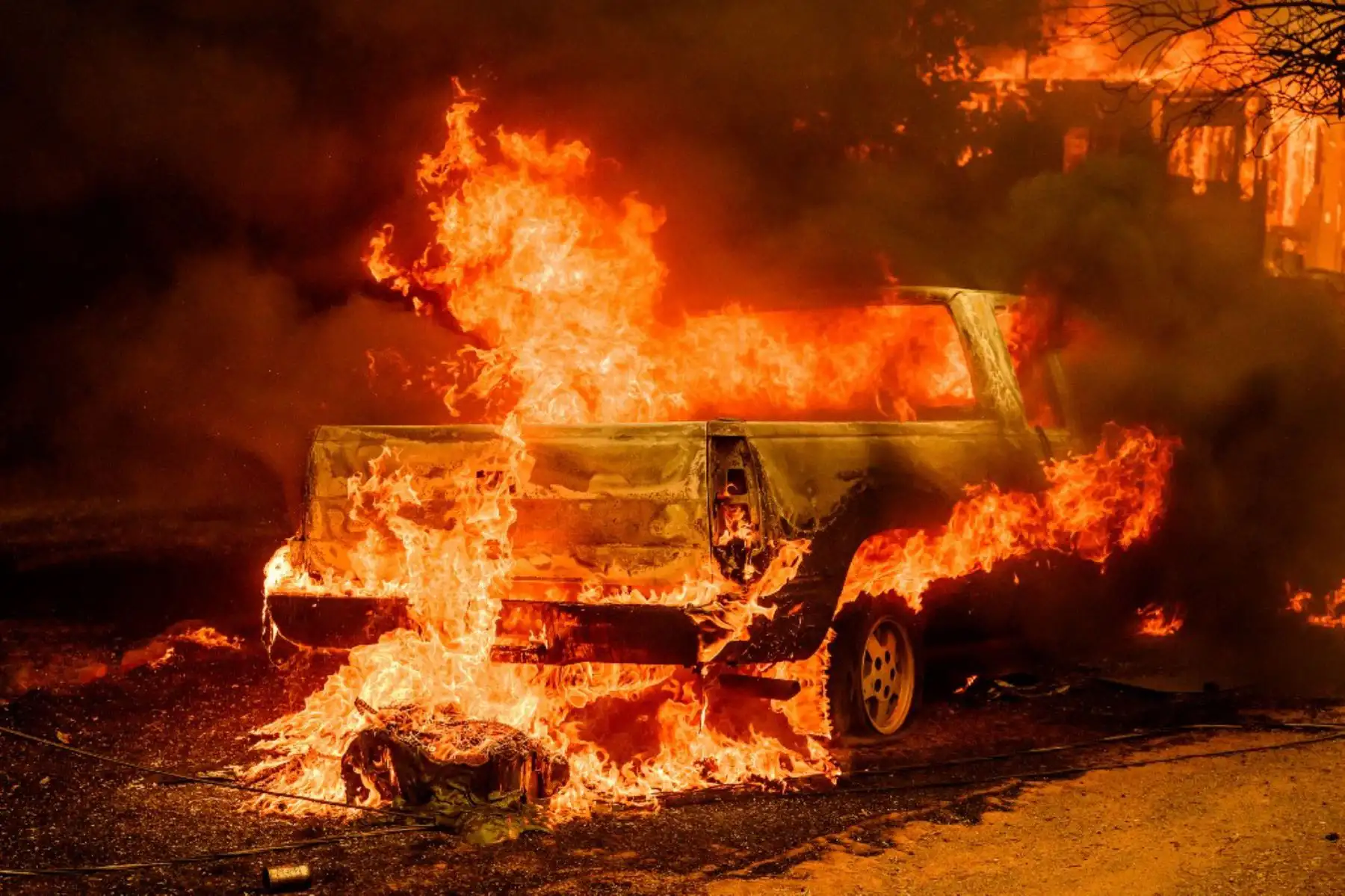El incendio Thompson ha consumido más de 1.200 hectáreas desde que inició el martes, de acuerdo con datos oficiales. Las autoridades emitieron órdenes de evacuación para unas 13.000 personas en el condado de Butte. Foto: AFP