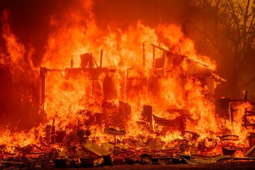 Incendio en California consume 1,200 hectáreas y evacúa a 13,000 personas
