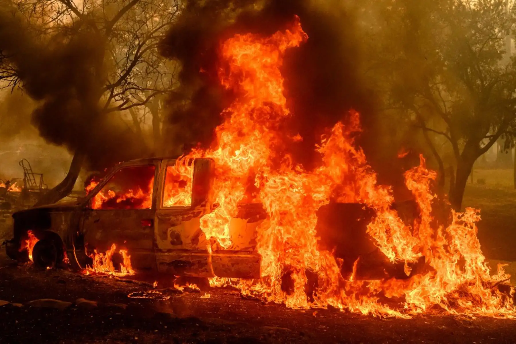 El incendio Thompson ha consumido más de 1.200 hectáreas desde que inició el martes, de acuerdo con datos oficiales. Las autoridades emitieron órdenes de evacuación para unas 13.000 personas en el condado de Butte. Foto: AFP