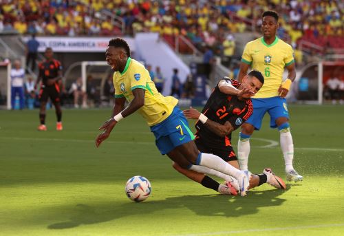 Daniel Muñoz derriba a Vinícius Júnior dentro del área en el partido con Colombia