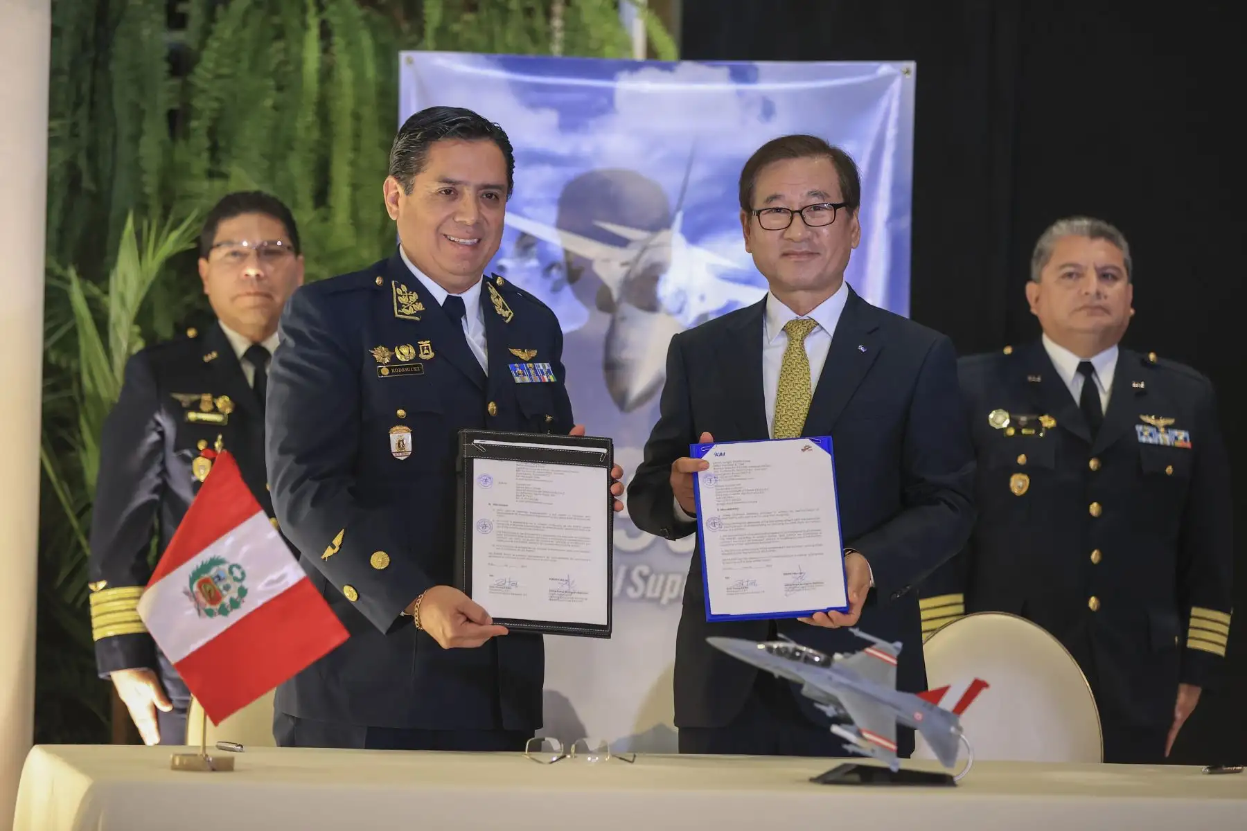 Firma del acuerdo comercial entre el Seman Perú SAC y Korea Aerospace Industries. Foto: ANDINA/ Prensa Presidencia