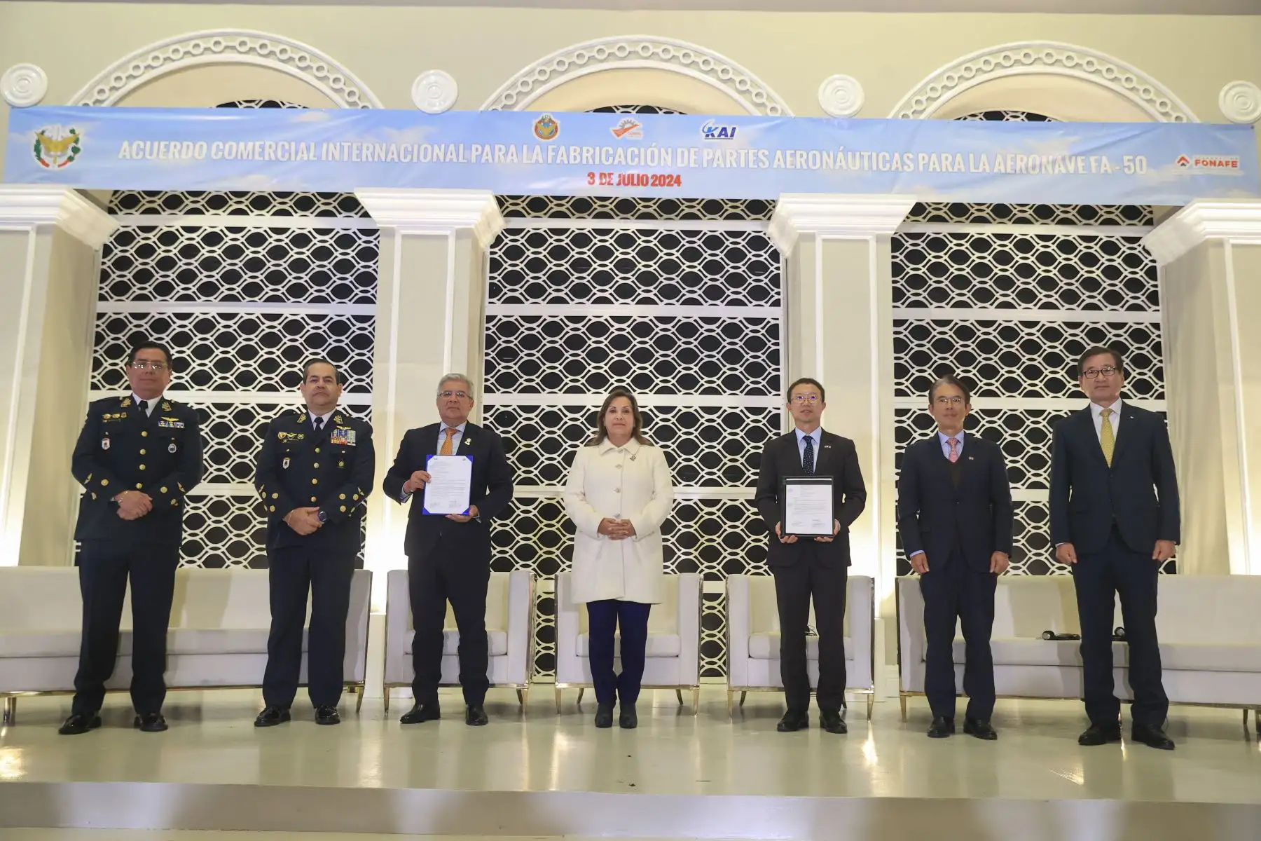 Firma del acuerdo comercial entre el Seman Perú SAC y Korea Aerospace Industries. Foto: ANDINA/ Prensa Presidencia