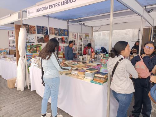 Diversas casas editoriales participan en Feria del Libro Internacional de Arequipa que va hasta el domingo 14 de julio.