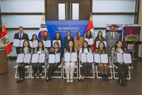 Jovenes que obtuvieron becas de estudios en Corea del Sur. Foto: ANDINA/difusión.