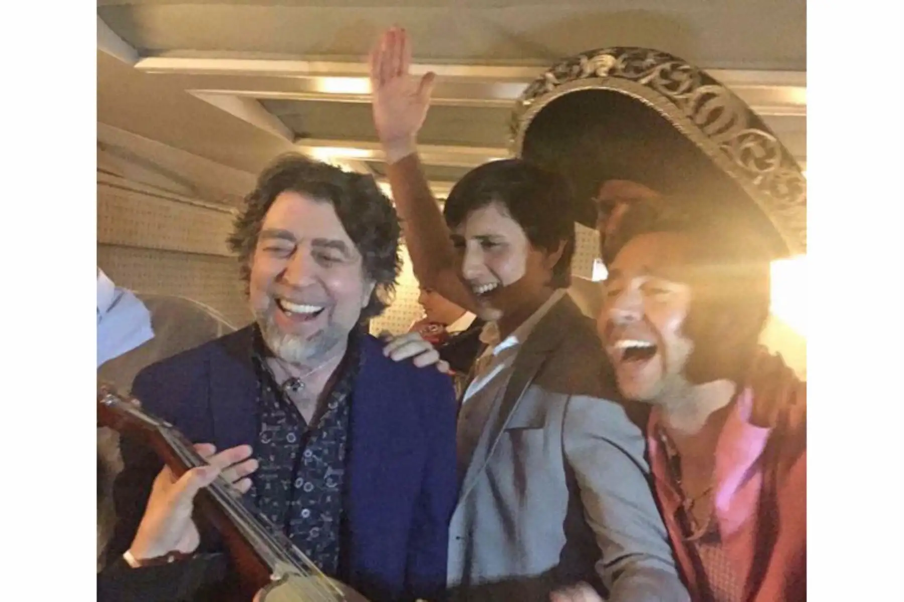 El músico español Joaquín Sabina con el torero peruano Andrés Roca Rey. Foto: Twitter